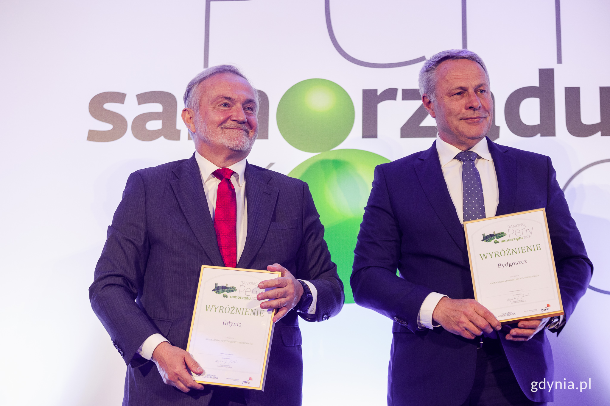 Prezydent Gdyni Wojciech Szczurek odbierający jedno z wyr&oacute;żnień podczas czwartkowej gali, fot. Karol Stańczak