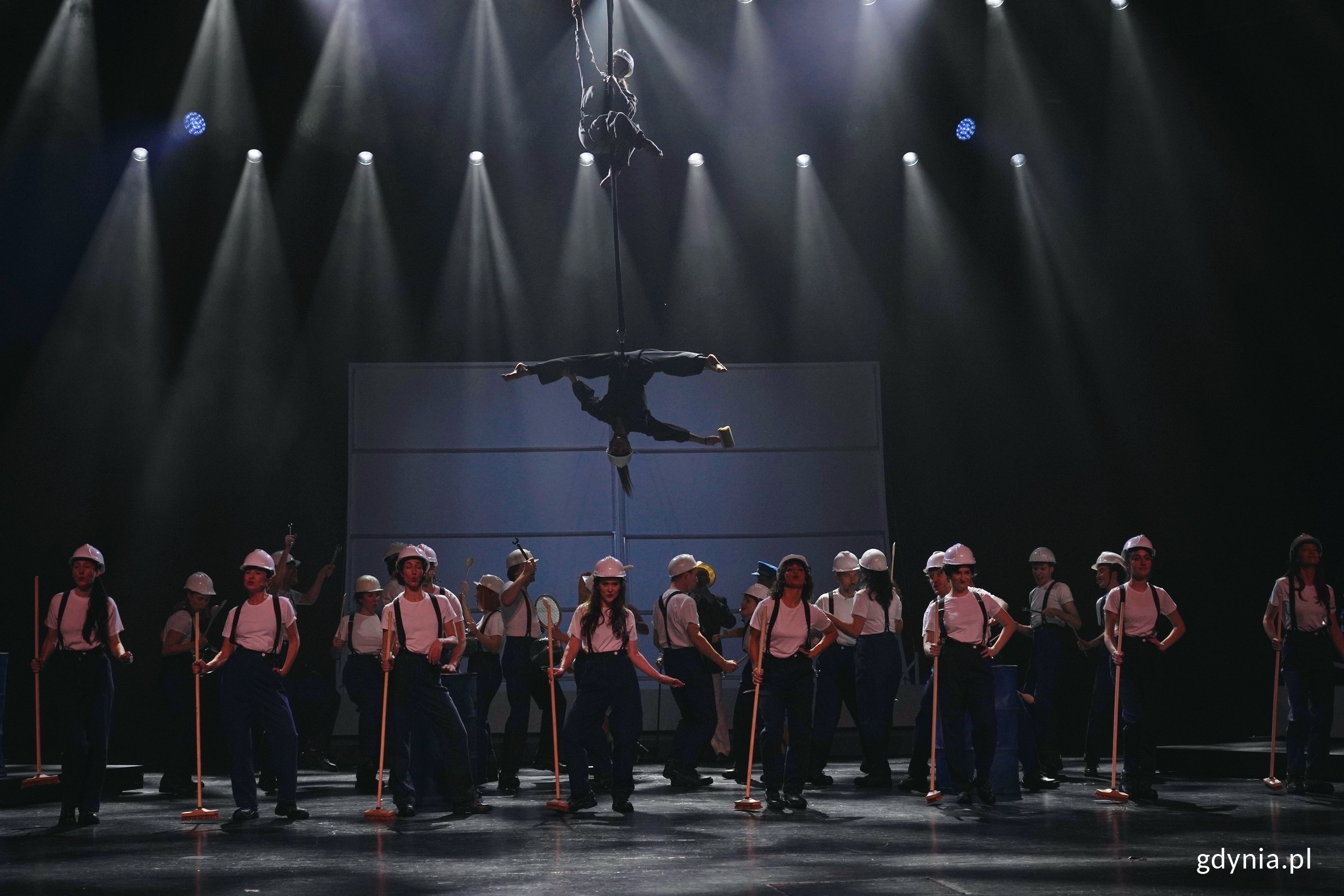 Zdjęcie z pr&oacute;by koncertu sylwestrowego &bdquo;Muzyczny swojemu miastu na 100-lecie&rdquo;. Scena zbiorowa 