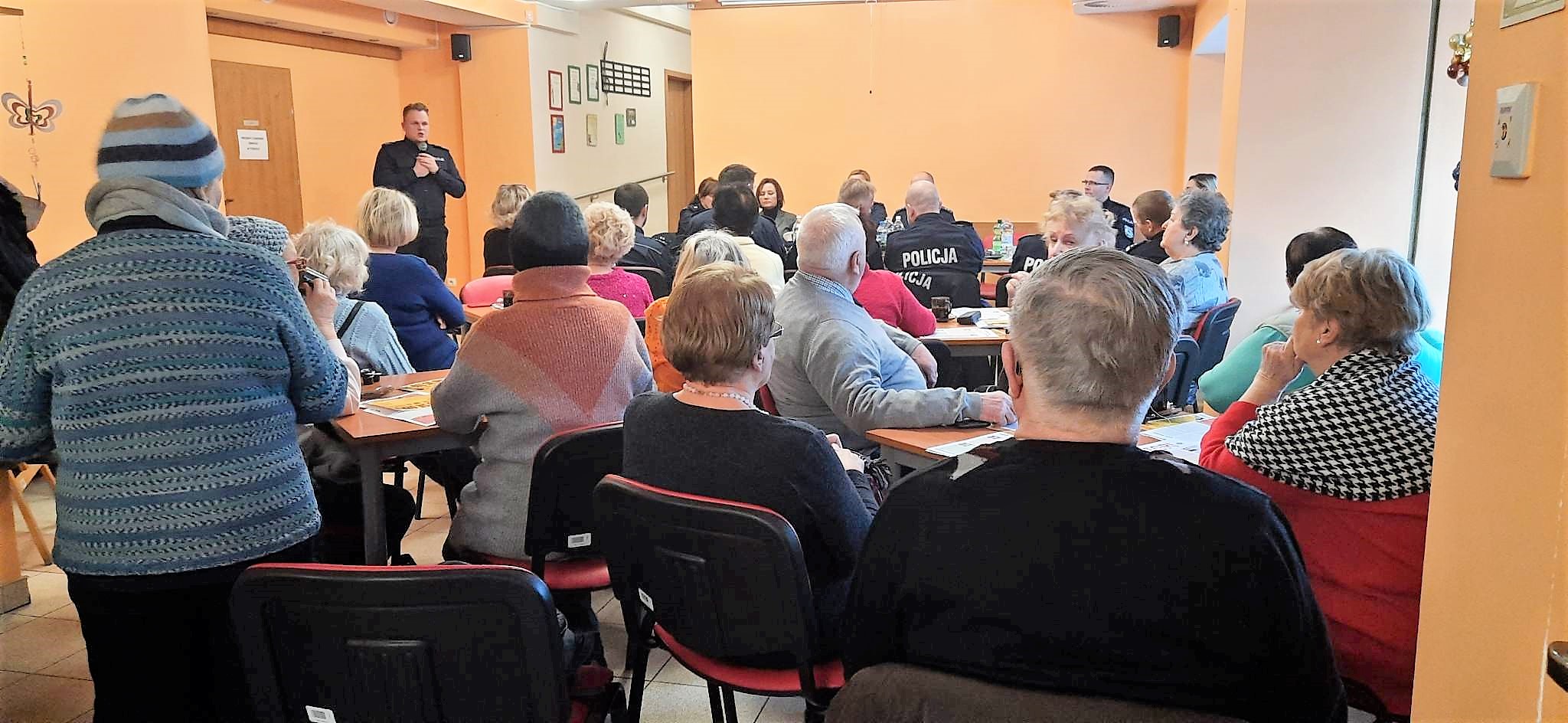 Policjanci rozmawiali z seniorami o zagrożeniach