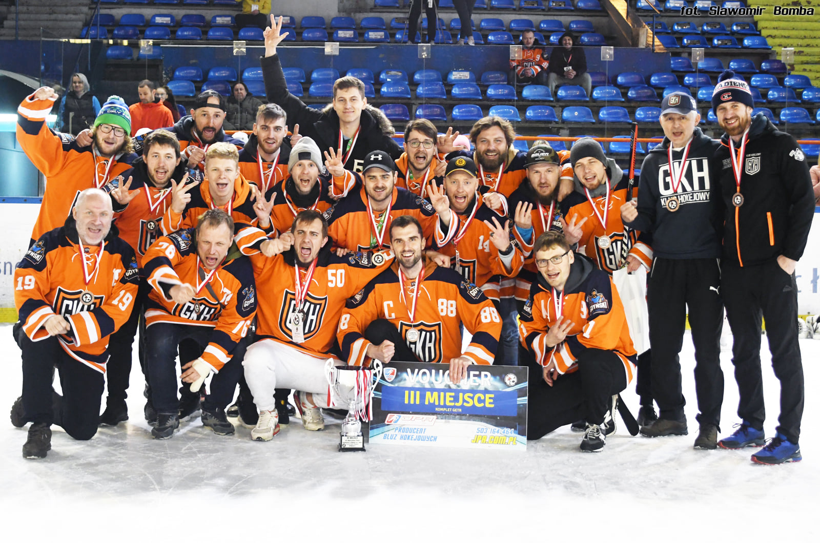 Cieszący się hokeiści GKH Gdynia wsp&oacute;lne zdjęcie po meczu