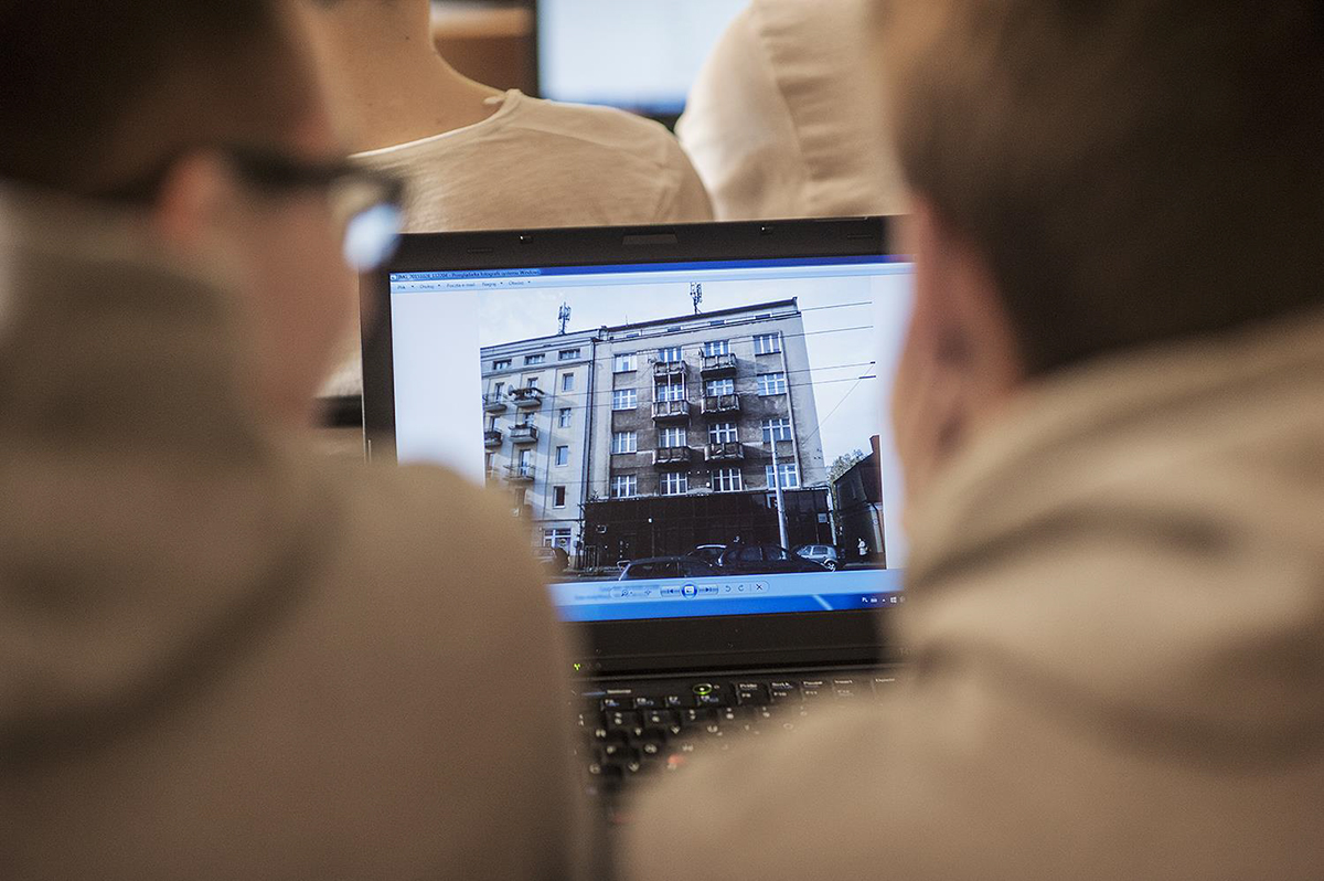Ludzie pracujący na komputerze nad filmem. Źr&oacute;dło: Muzeum Miasta Gdyni