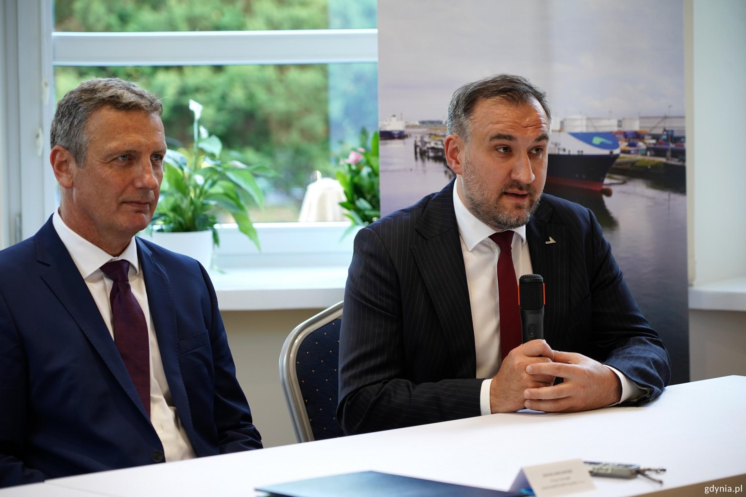 Tomasz Augustyniak, wiceprezydent Gdyni i Piotr Pawłowski, prezes zarządu &bdquo;Domu Marynarza