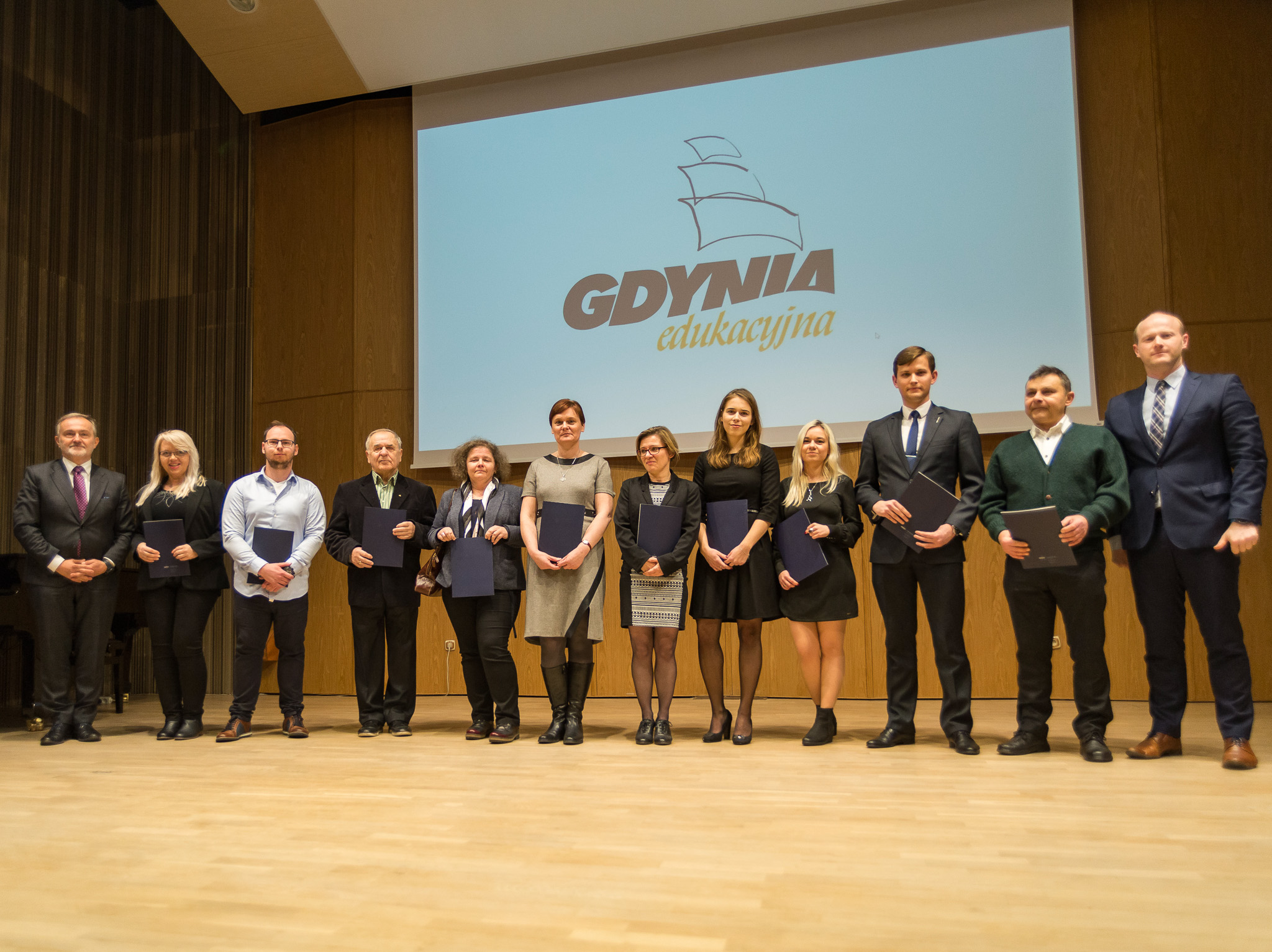 Stypendyści ze szk&oacute;ł wyższych i członkowie rodzin odbierający wyr&oacute;żnienia w ich imieniu, fot. Anna Bobrowska