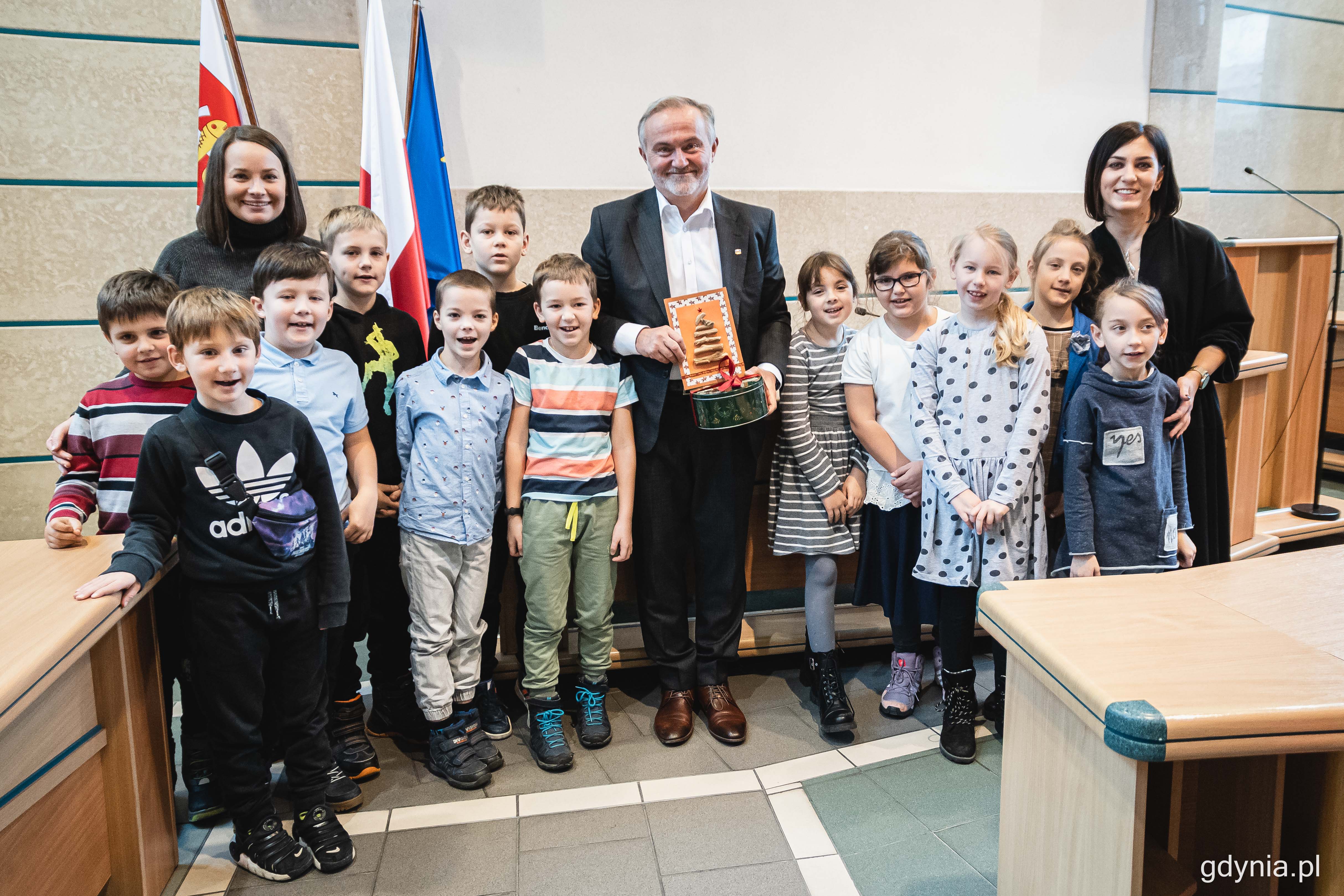 Prezydent Gdyni, Wojciech Szczurek (w środku) z grupą drugoklasist&oacute;w ze Szkoły Podstawowej nr 25 w Gdyni oraz ich nauczycielami, fot. Kamil Złoch