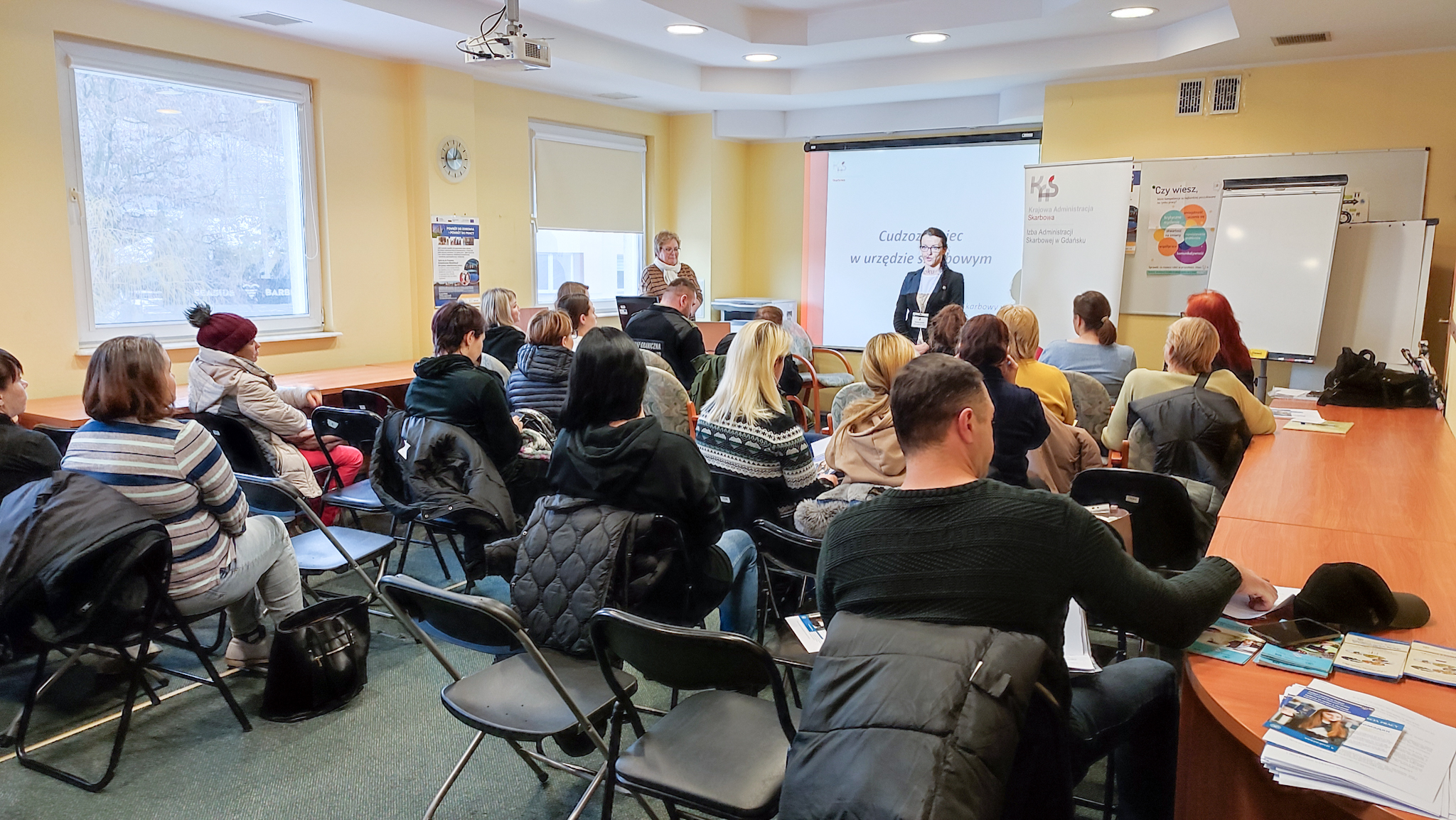 Jedno ze spotkań uchodźc&oacute;w z Ukrainy w Powiatowym Urzędzie Pracy w Gdyni - specjaliści pomagali nowym mieszkańcom poruszać się po rynku pracy i znaleźć stabilne zatrudnienie, fot. PUP Gdynia