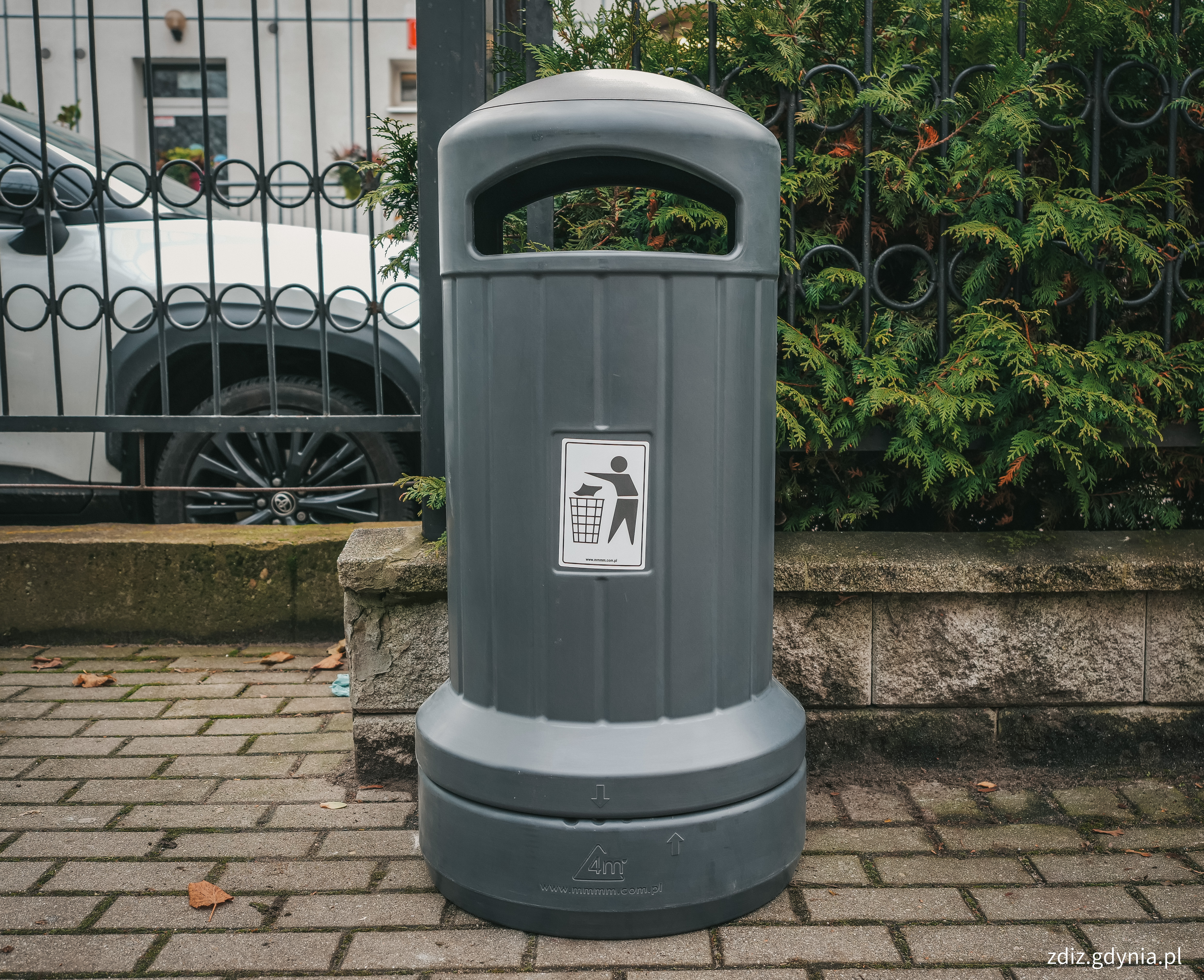 Wymiana koszy przy wiatach przystankowych // fot. M. Mielewski