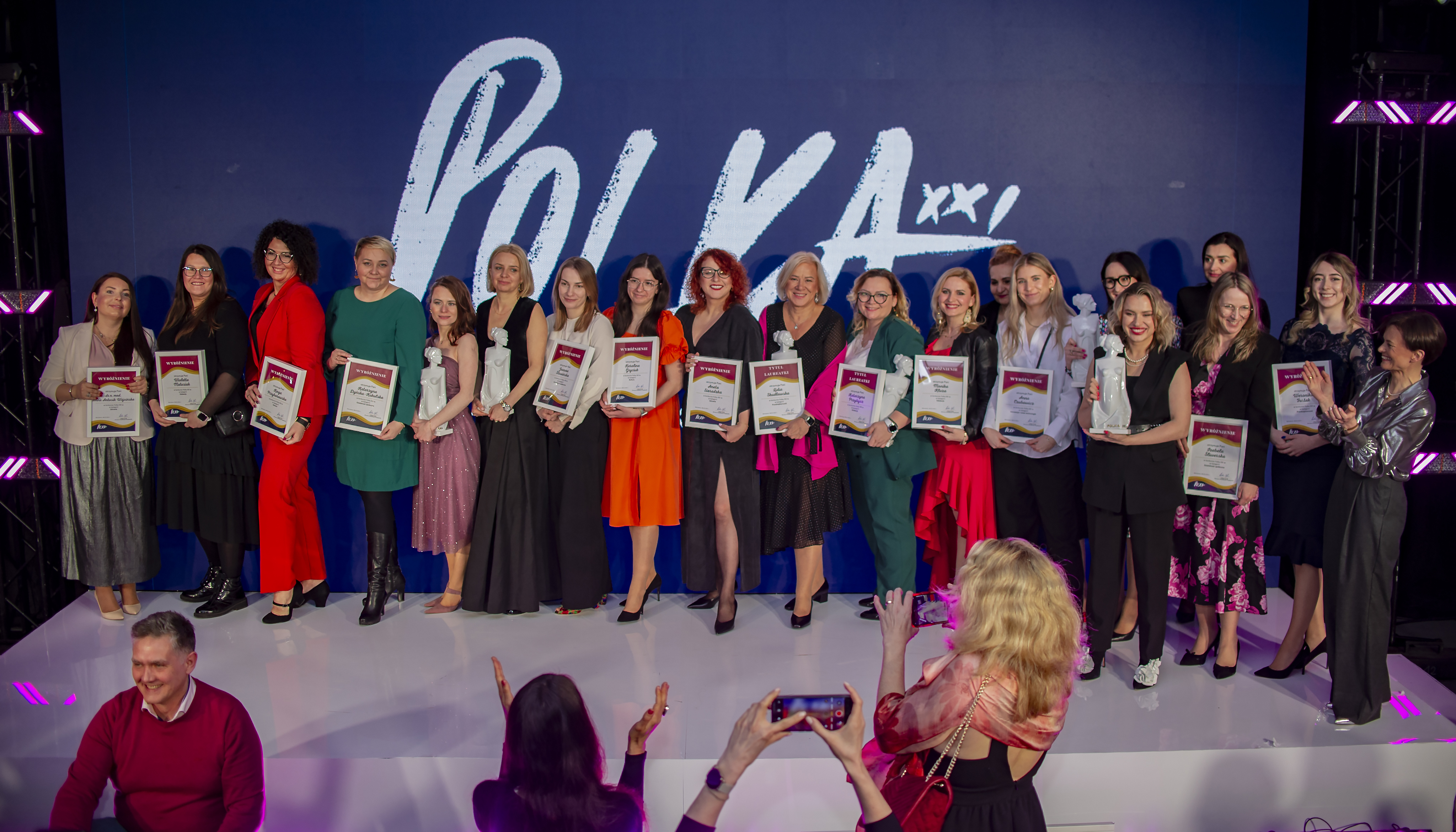 Laureatki oraz wyr&oacute;żnione w konkursie &bdquo;Polka XXI wieku&rdquo; na wsp&oacute;lnym zdjęciu (fot. Michał Wyszyński/Fundacja Projekt PL)