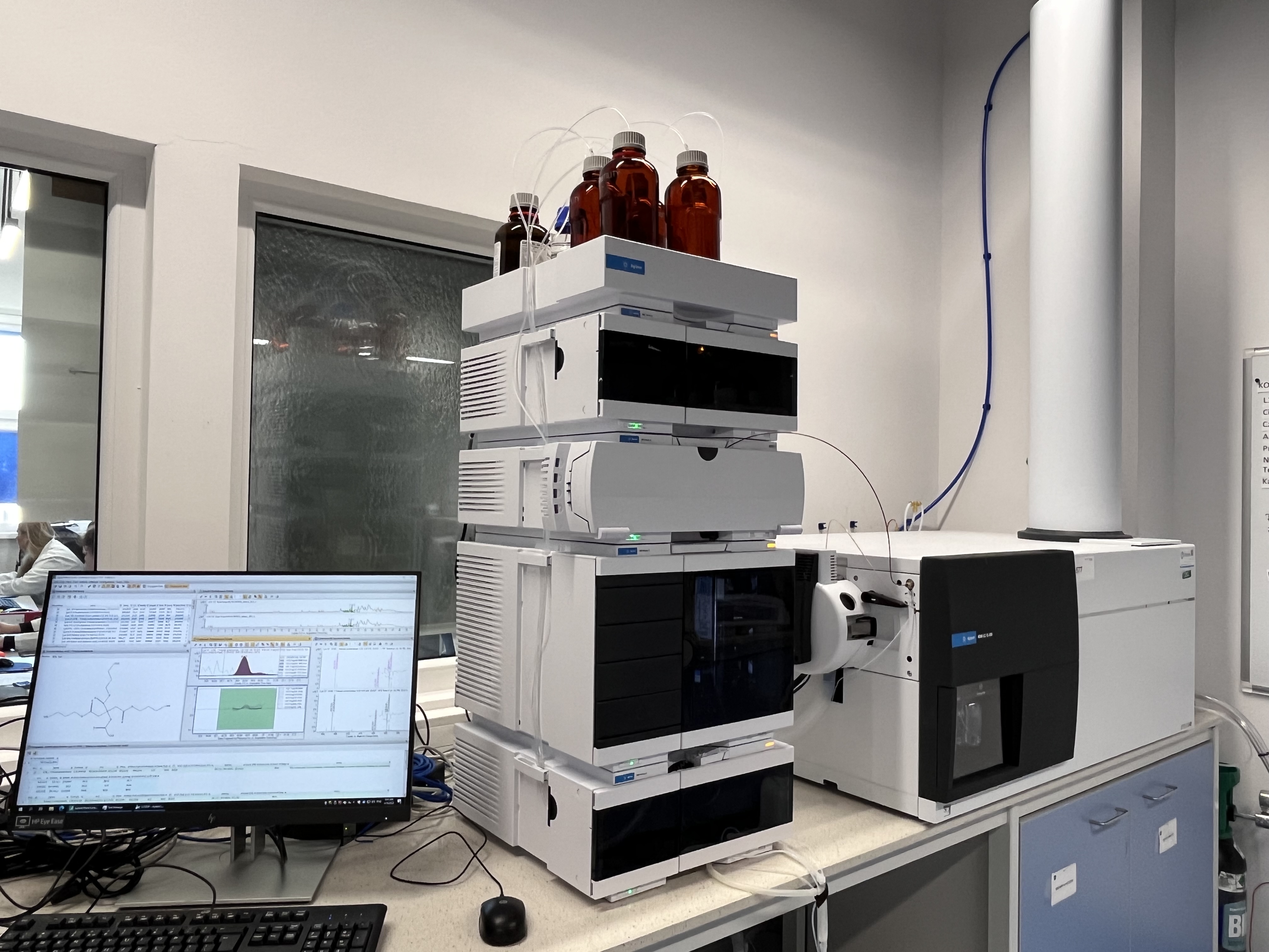 Tak wygląda chromatograf cieczowy, kt&oacute;ry sprawdza, jak szkodliwe substancje mogą przenikać do żywności, fot. mat. prasowe J. S. Hamilton