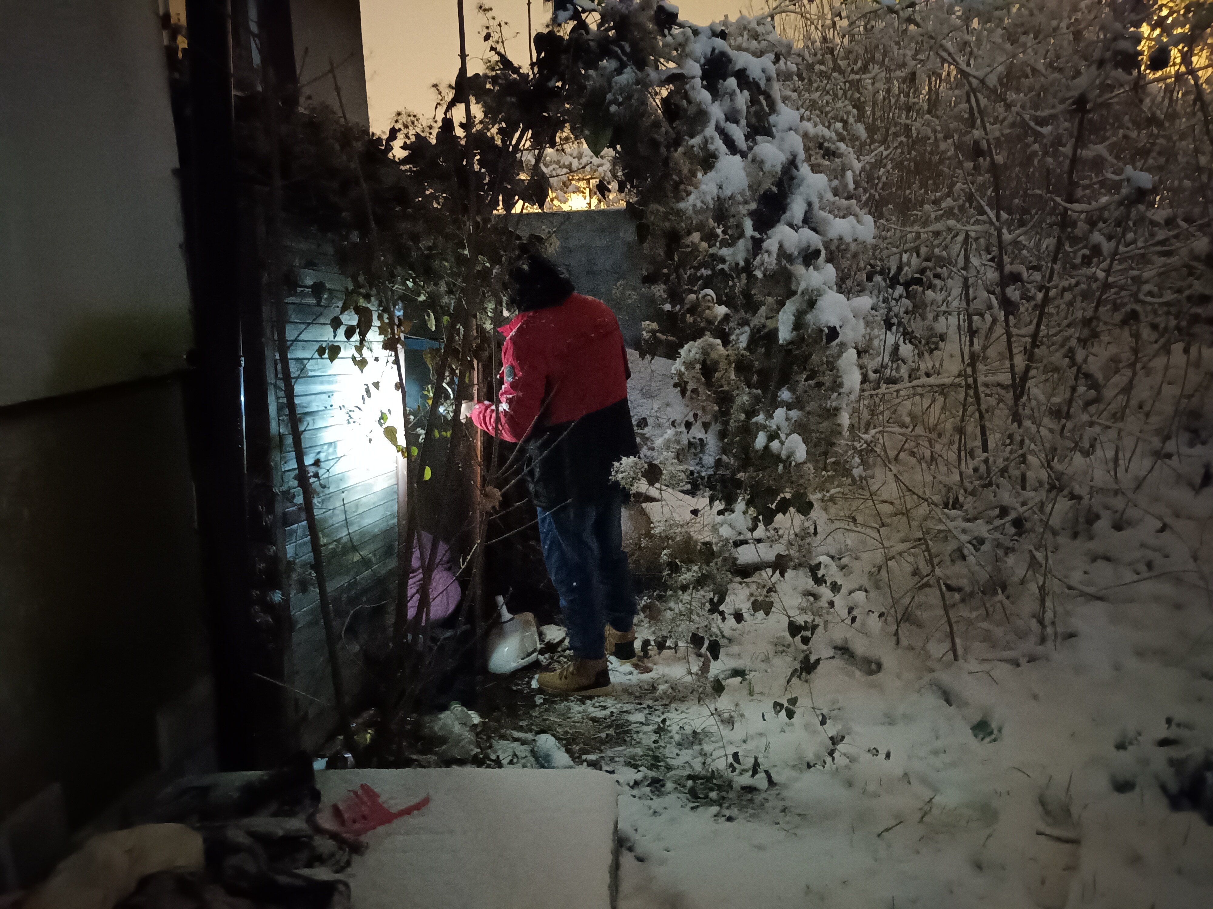 Mężczyzna z latarką w ciemności 