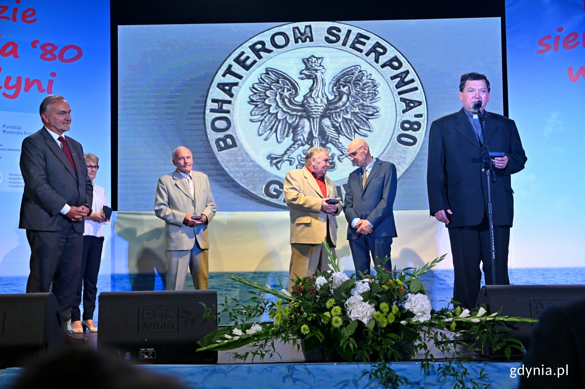 Na pierwszym planie: prezydent Gdyni Wojciech Szczurek i jeden z odznaczonych - ks. Andrzej Kos. Z tyłu: inni wyr&oacute;żnieni bohaterowie Sierpnia '80 wraz z Andrzejem Kołodziejem - prezesem Fundacji Pomorska Inicjatywa Historyczna // fot. Magdalena Czernek