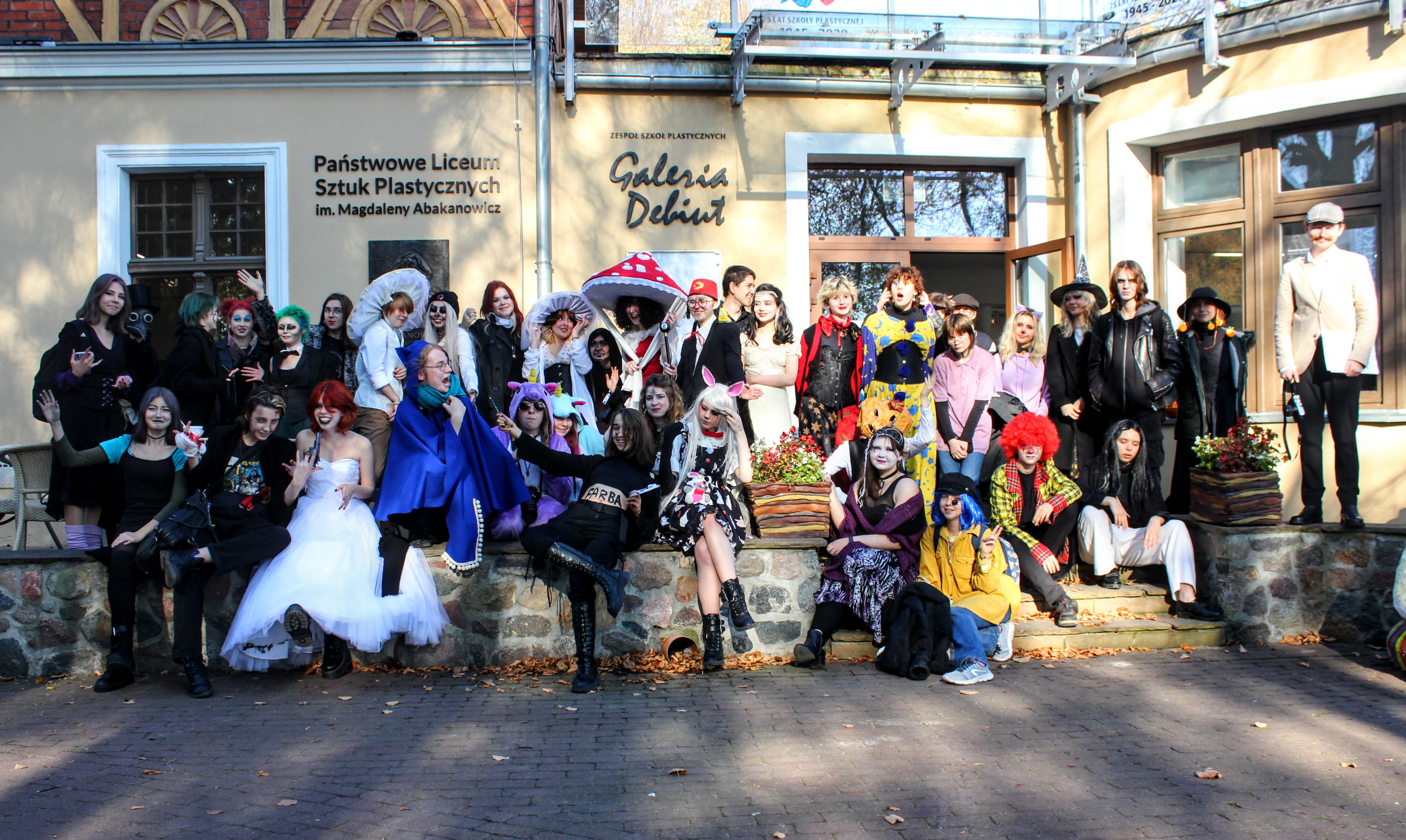 Na zdj. uczniowie szkoły w przebraniach z okazji Halloween, fot. Ewa Manuszewska