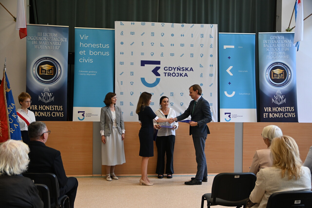 Podw&oacute;jny jubileusz III LO im. Marynarki Wojennej w Gdyni - wręczanie nagr&oacute;d