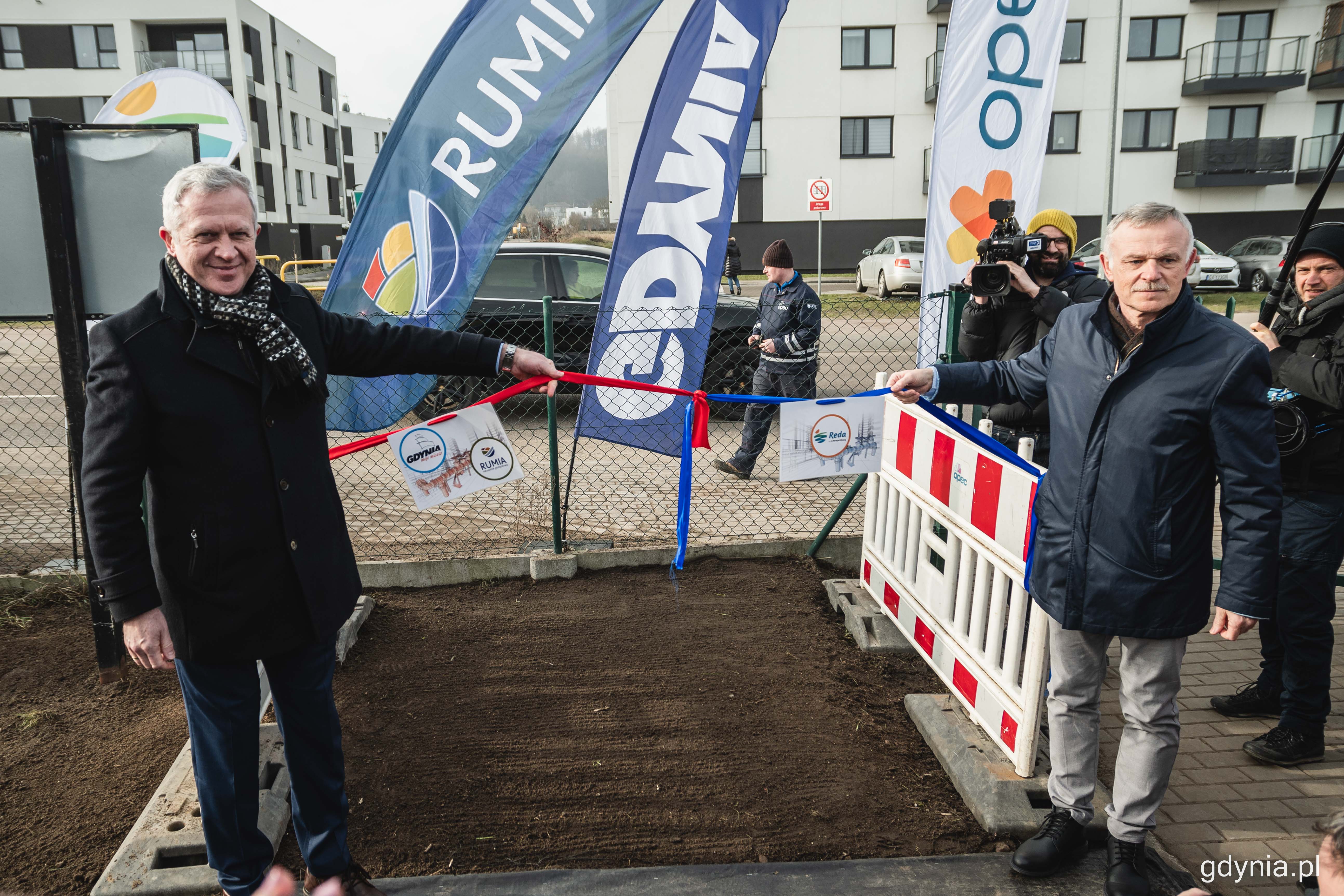 Prezesi obu sp&oacute;łek ciepłowniczych, Wojciech Folejewski z OPEC (z lewej strony) oraz Jarosław Kubera z MPCK Koksik w Redzie (z prawej) na znak wsp&oacute;łpracy zawiązali symboliczną wstęgę, fot. Kamil Złoch