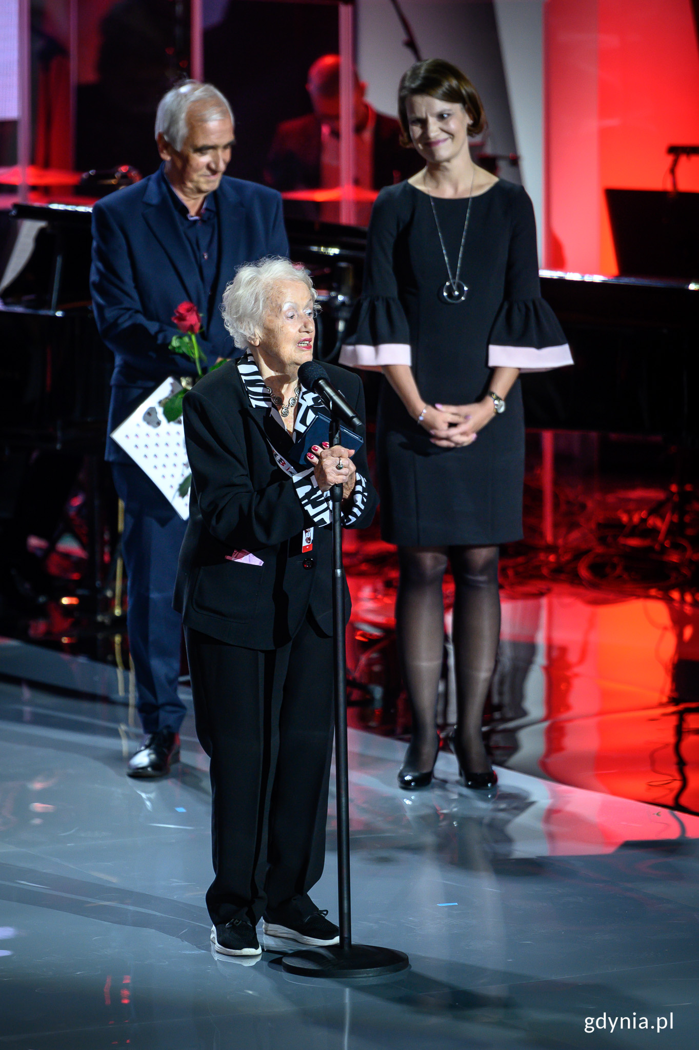 Medalem Civitas e Mari przyznanym przez prezydenta Gdyni Wojciecha Szczurka uhonorowana została&nbsp;Maria Kowalewska ps. &bdquo;Myszka&rdquo;.&nbsp;Medal w imieniu prezydenta wręczyła Katarzyna Gruszecka-Spychała, wiceprezydent Gdyni // fot. Dawid Linkowski