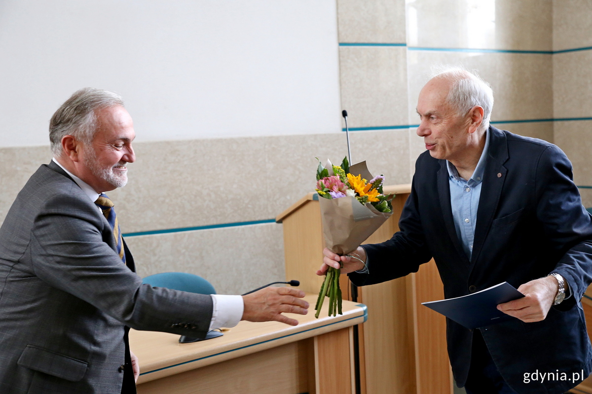 Leszek Kopeć - prezes Pomorskiej Fundacji Filmowej odbiera grant z rak prezydenta Wojciecha Szczurka // fot. Przemysław Kozłowski