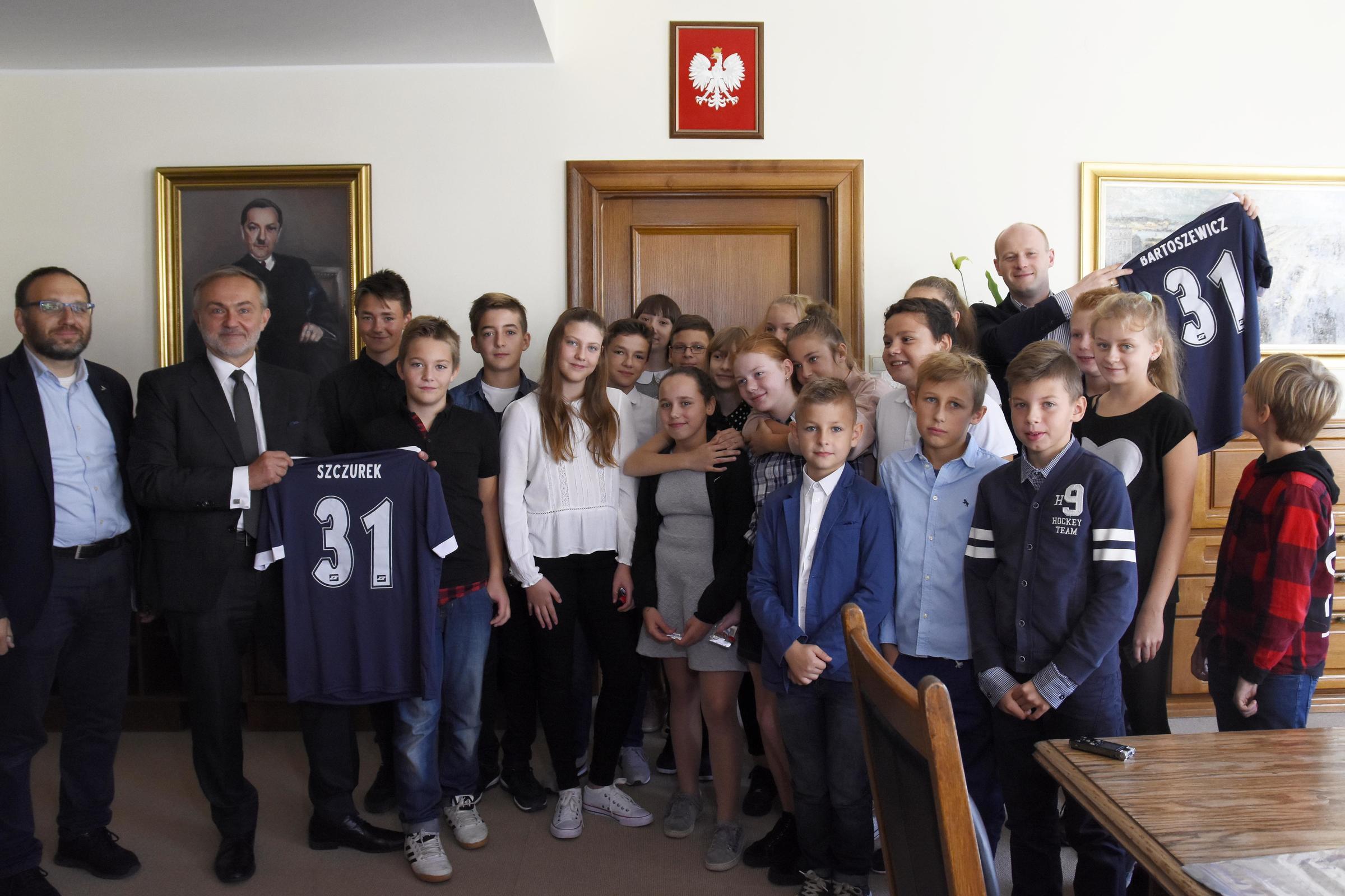 Od lewej: Andrzej Bień, wiceprzewodniczący Rady Miasta, Wojciech Szczurek, prezydent Gdyni, uczniowie SP nr 31 oraz Bartosz Bartoszewicz, wiceprezydent Gdyni ds. jakości życia, fot. Jan Ziarnicki