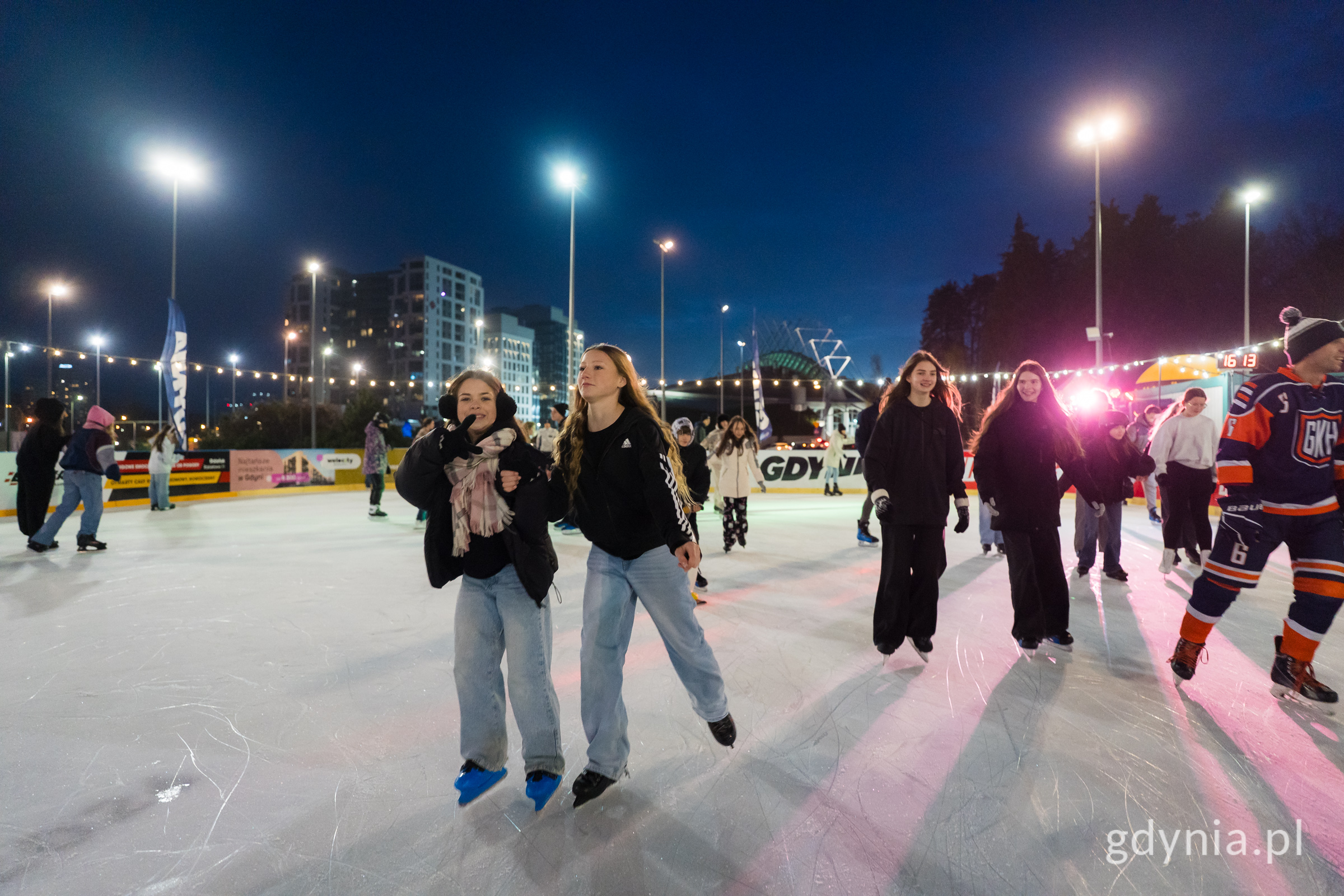 Tłumy korzystające z lodowiska