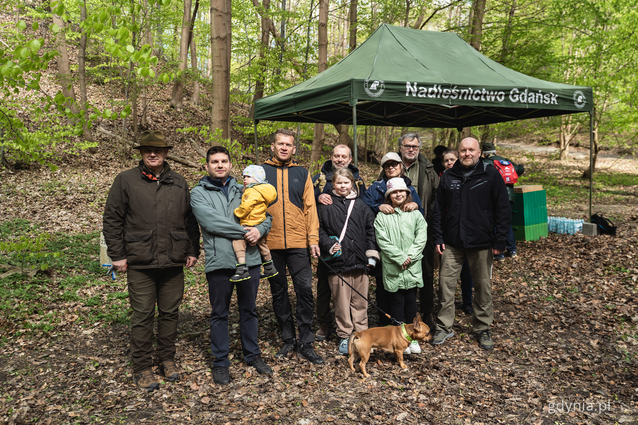 Las, namiot z napisem Nadleśnictwo Gdańsk, do zdjęcia na tle lasu pozuje grupa os&oacute;b