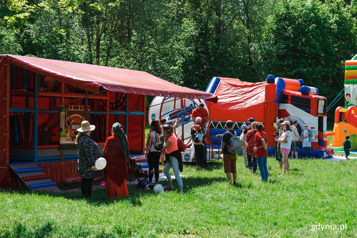 Grupa os&oacute;b podczas zabawy na festynie