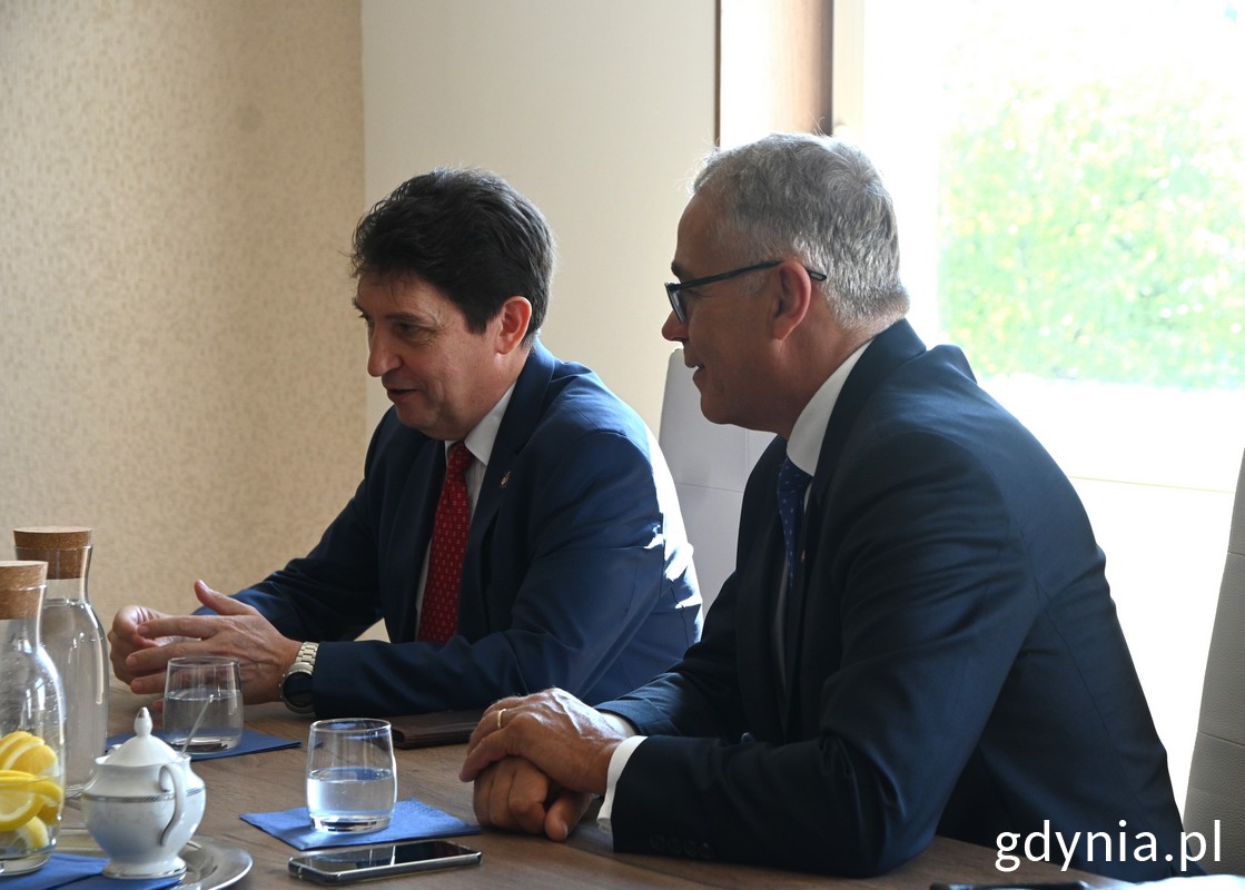 Na zdj. siedzą przy stole (od prawej): Konsul Honorowy Francji na Pomorzu Alain Mompert i senator reprezentujący Francuz&oacute;w mieszkających za granicą Olivier Cadic