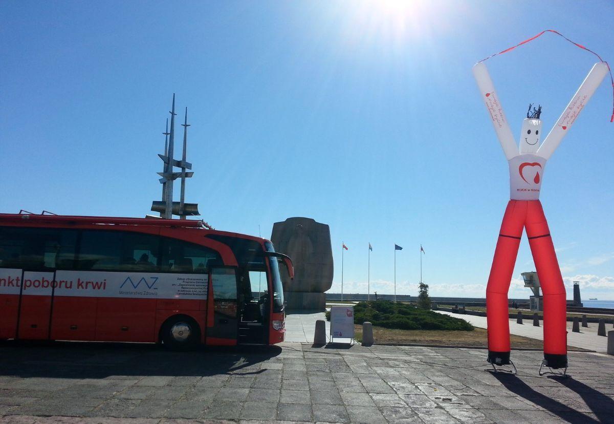 Krwiobus w centrum Gdyni. Akcja mobilnego pobierania krwi