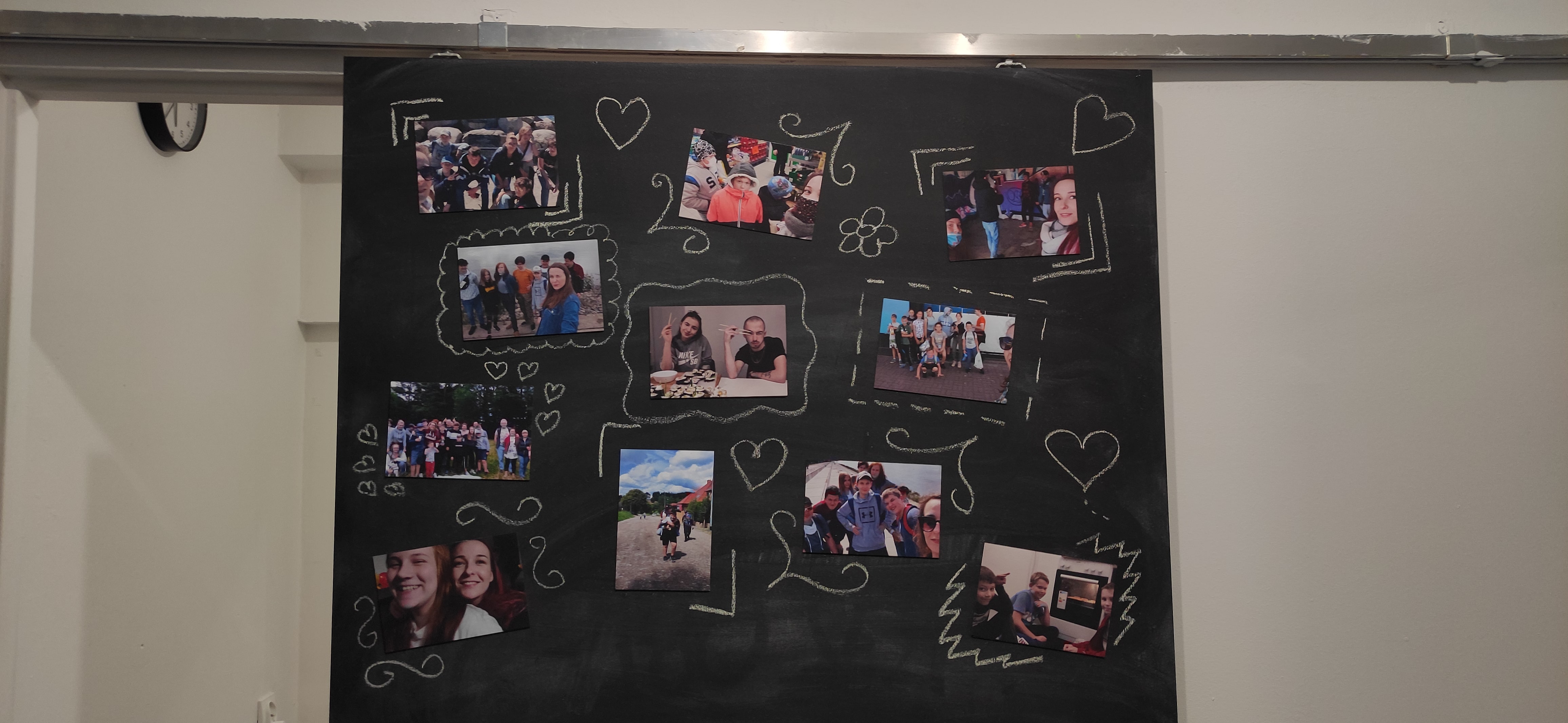 czarna tablica ze zdjęciami