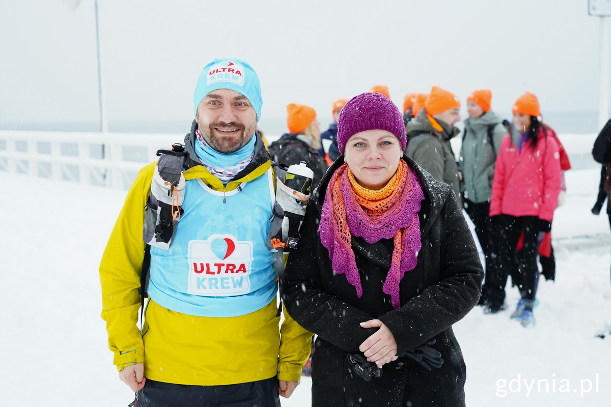 Prezydent Gdyni Aleksandra Kosiorek i Jacek Bastian, prezes Stowarzyszenia Ultrakrew na molo w Orłowie