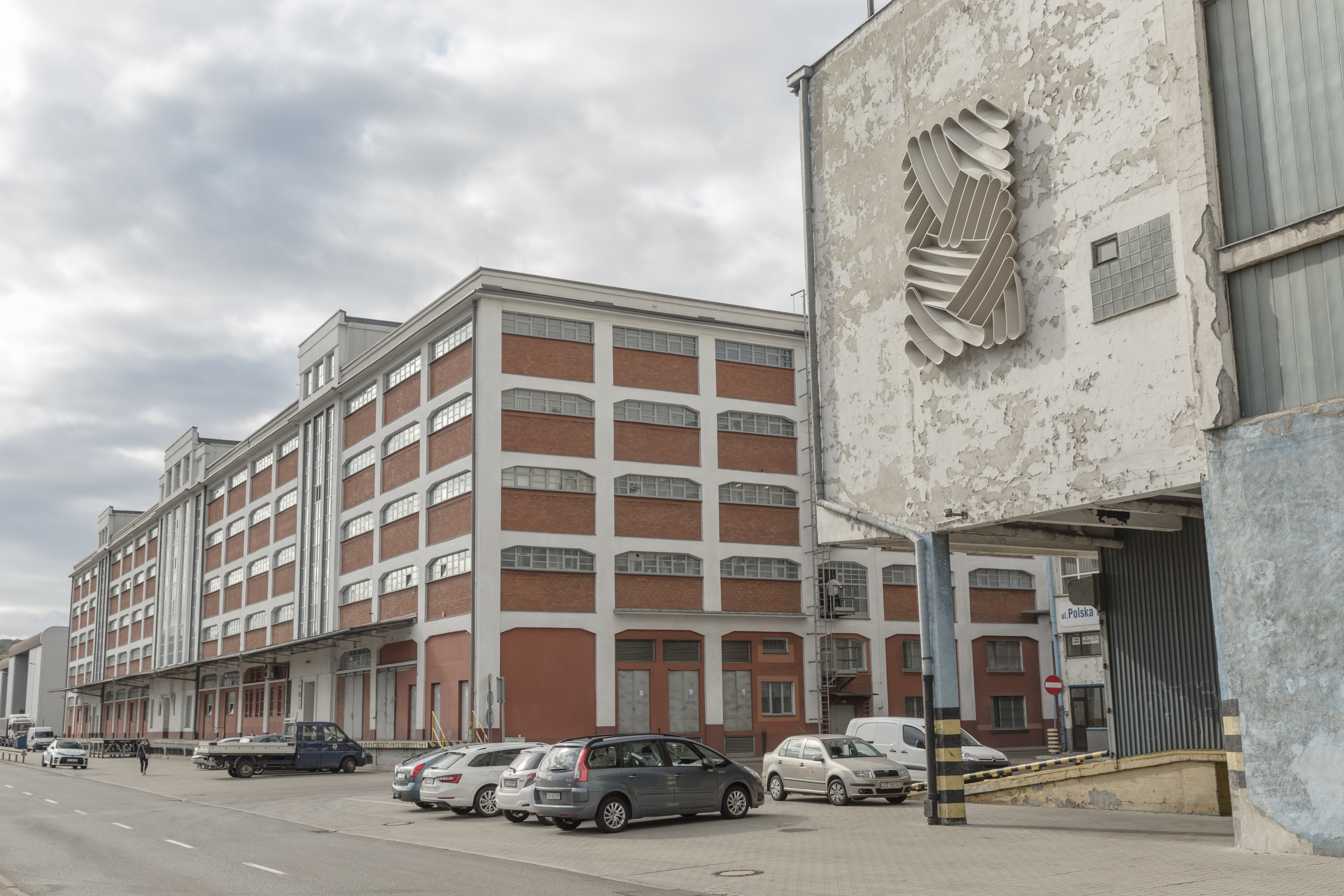 Instalacja The New Raw na ścianie chłodni przy ul. Polskiej, fot. Rafał Kołsut / Traffic Design