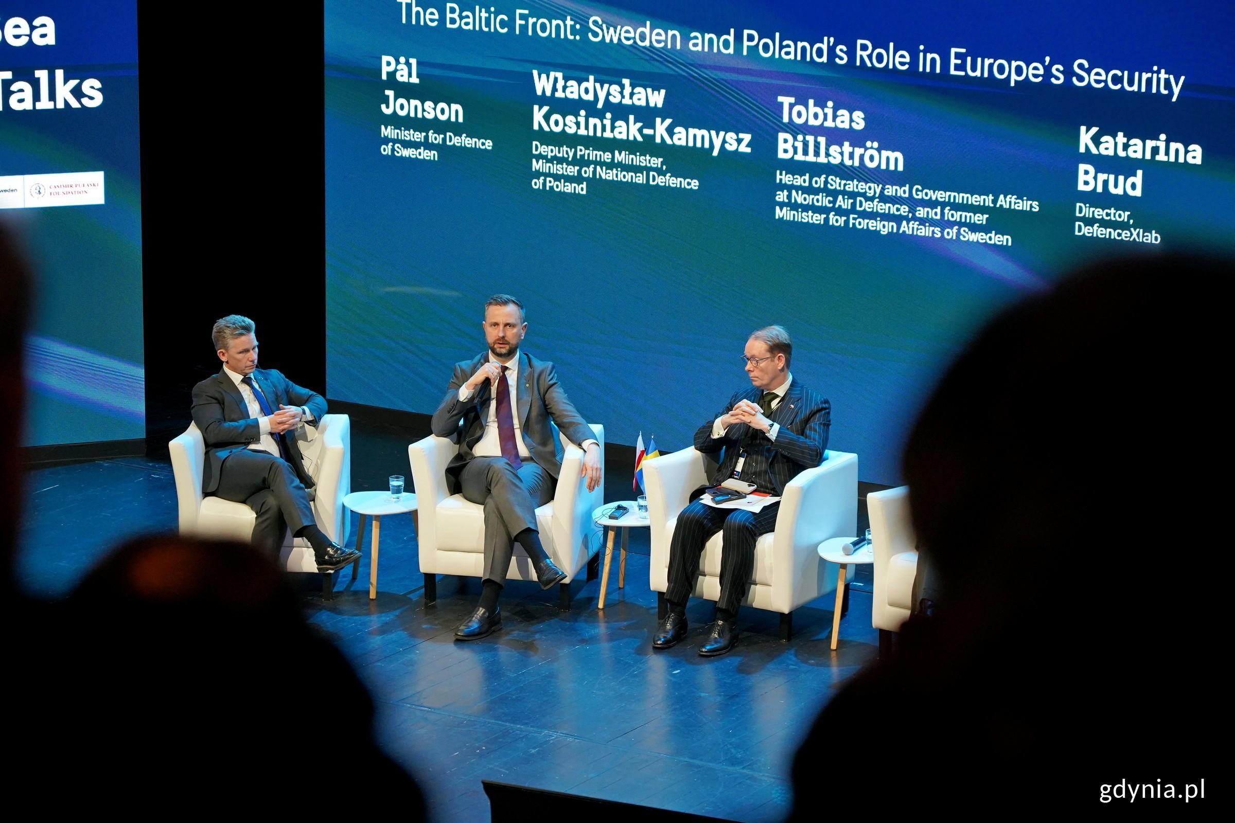 W panelu otwierającym forum &bdquo;Baltic Sea Security Talks: Wzmocnienie szwedzko-polskiego partnerstwa strategicznego&rdquo; wzięli udział m.in. (od lewej): P&aring;l Jonson &ndash; minister obrony Szwecji, Władysław Kosiniak-Kamysz &ndash; minister obrony narodowej, Tobias Billstrom &ndash; szef strategii i kontakt&oacute;w z rządem w firmie Nordic Air Defence, były minister spraw zagranicznych Szwecji (fot. Magdalena Czernek)