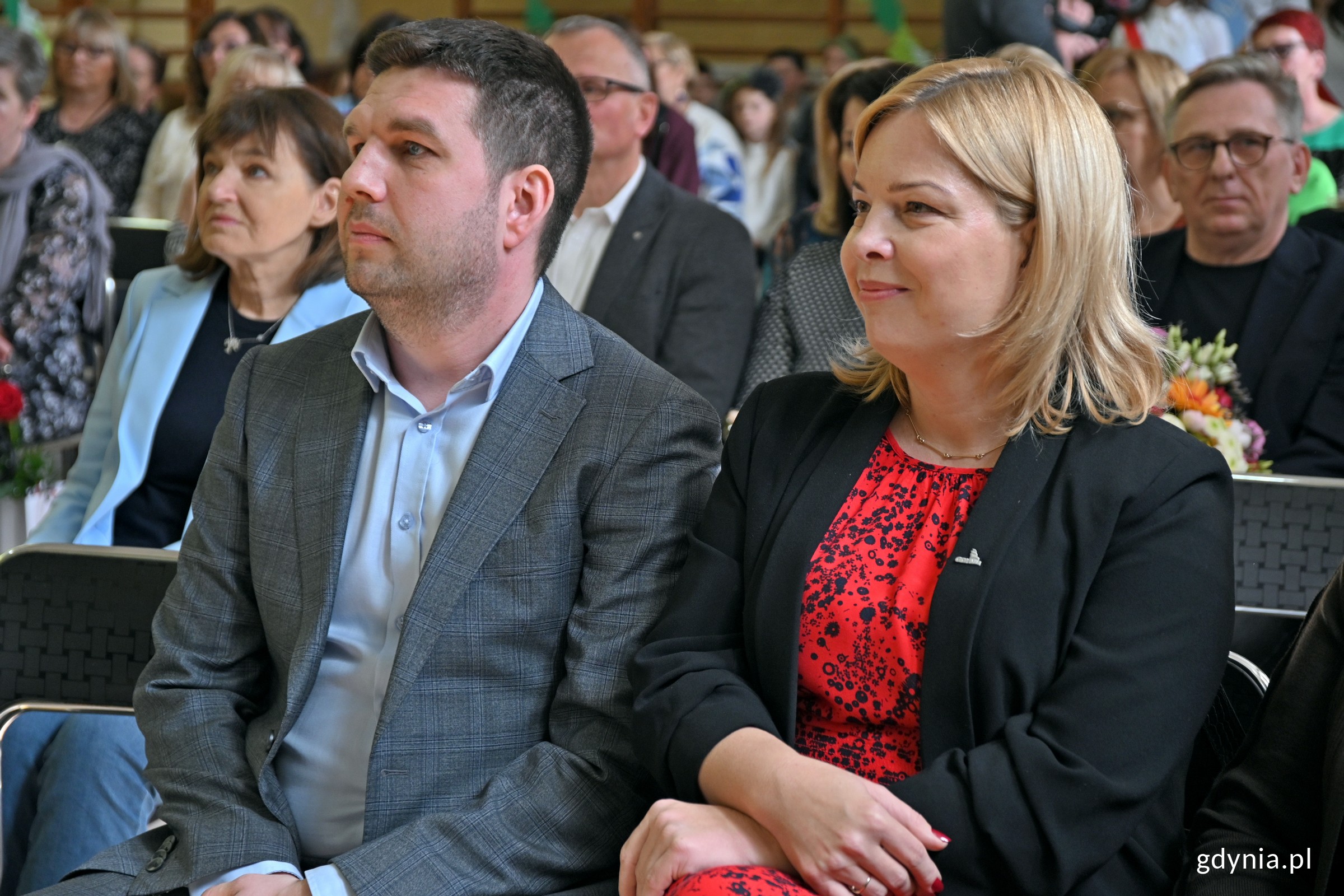 Od prawej: wiceprezydenci Oktawia Gorzeńska i Maciej zielonka oraz radna miasta Małgorzata W&oacute;jcik podczas jubileuszu 65-lecia Szkoły Podstawowej nr 26 w Gdyni (fot. Magdalena Czernek)