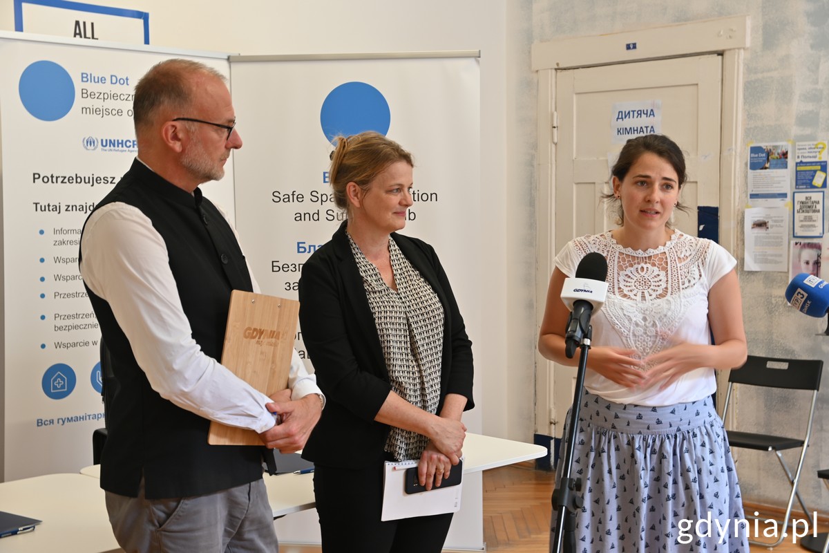 Wiceprezydent Gdyni Michał Guć i Heather Amstutz Ferrao z Duńskiej Rady ds. Uchodźc&oacute;w w punkcie pomocy uchodźcom Blue Dot. Fot. Magda Śliżewska