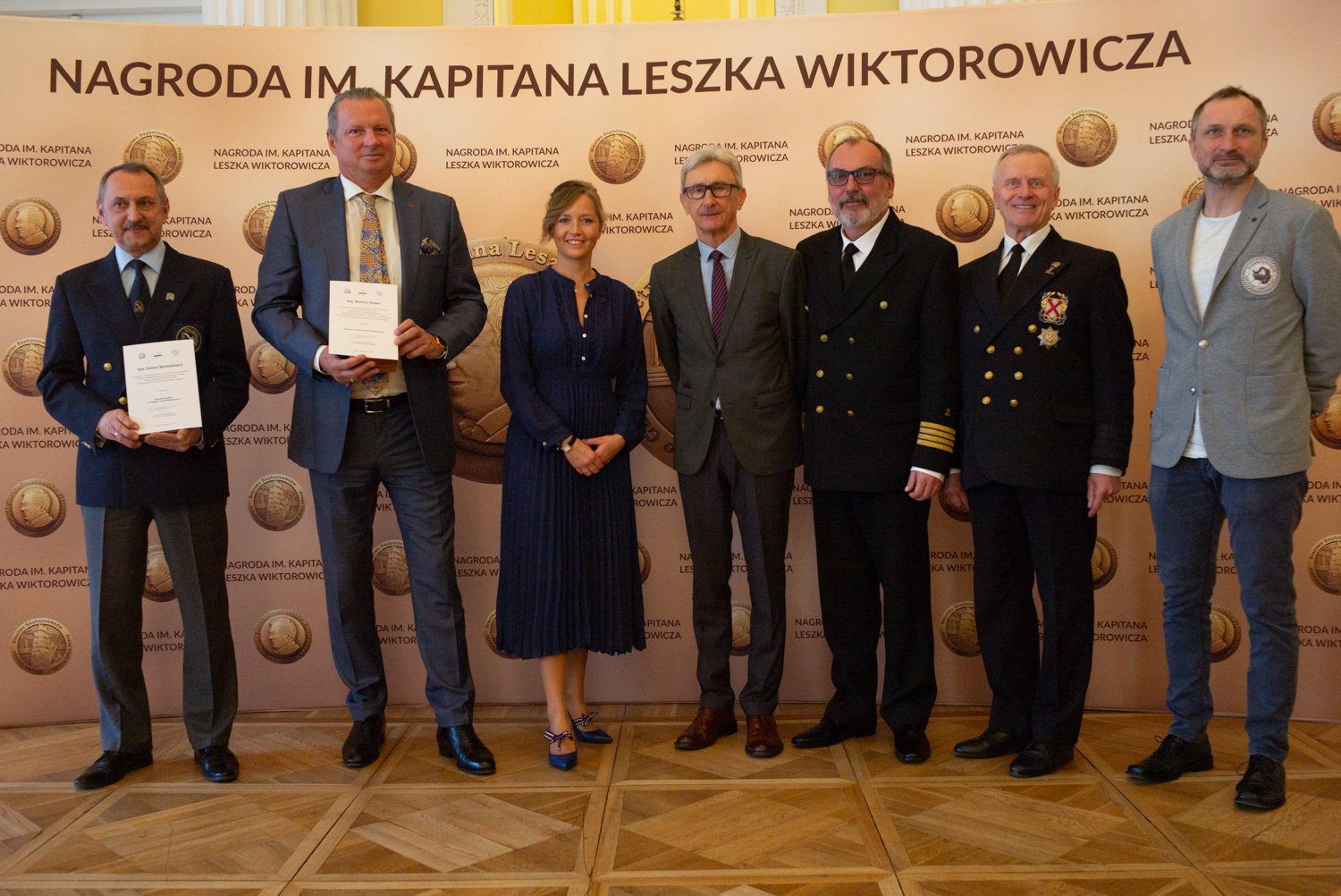 Uroczystość przyznania nagr&oacute;d odbyła się w Warszawie. Wzięli w niej udział członkowie kapituły oraz sami laureaci &ndash; kpt. Mariusz Koper oraz kpt. Cezary Bartosiewicz, fot. http://leszekwiktorowicz.pl/