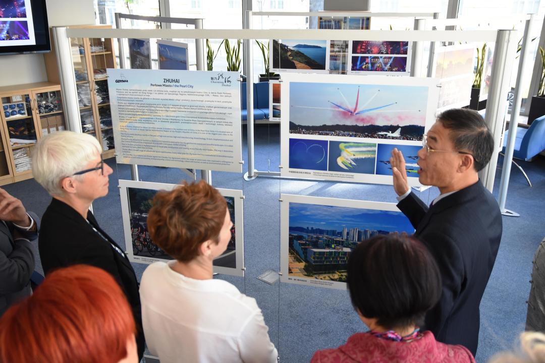 Wizycie towarzyszyło r&oacute;wnież otwarcie wystawy fotograficznej prezentującej r&oacute;żne oblicza miasta Zhuhai, fot. Jan Ziarnicki