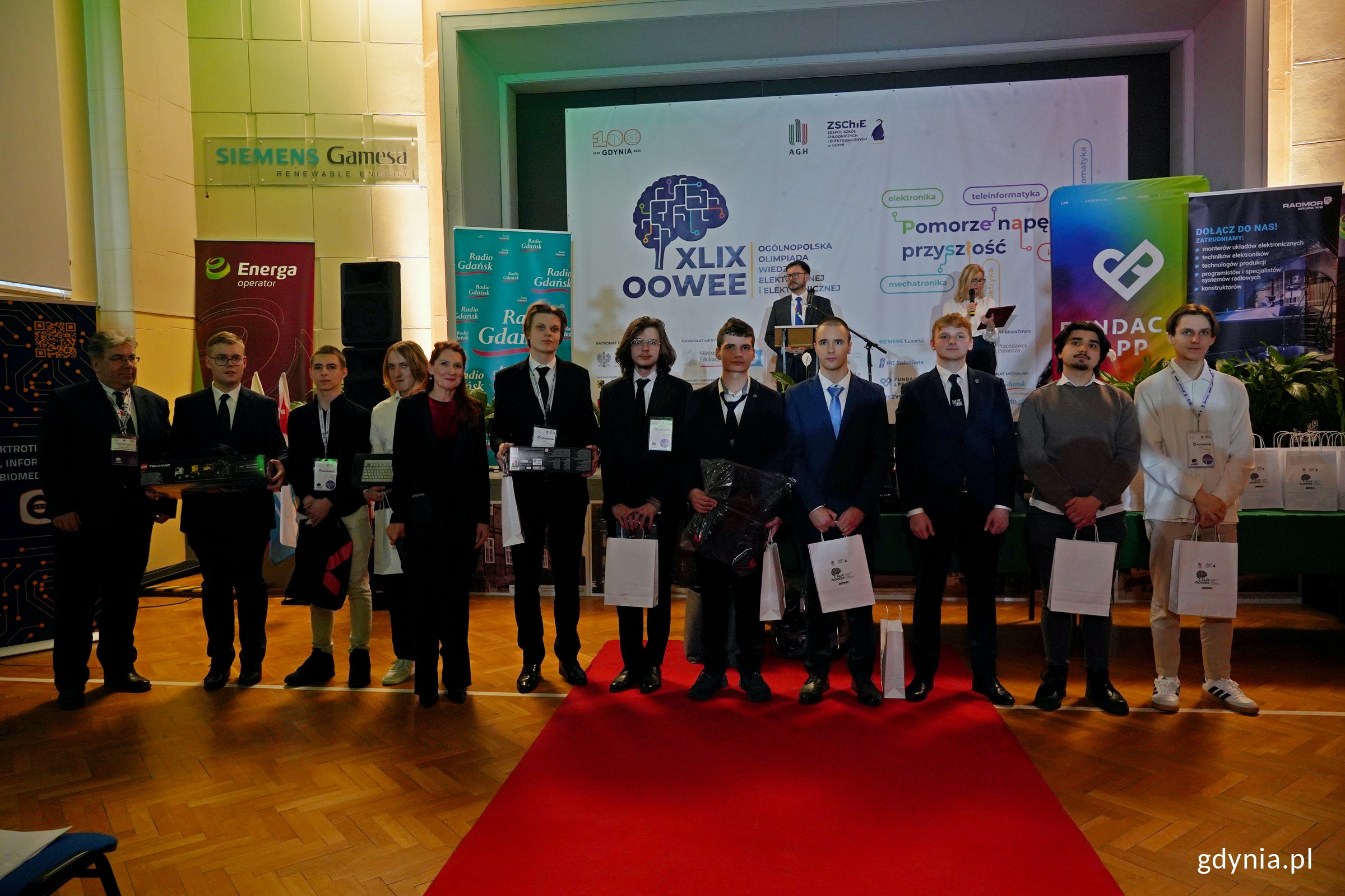 Finaliści oraz laureaci Og&oacute;lnopolskiej Olimpiady Wiedzy Elektrycznej i Elektronicznej w kategorii &bdquo;Teleinformatyka&rdquo; wraz z przedstawicielem organizatora olimpiady oraz dyrektor ZSChiE Dorotą Kotwicką (fot. Magdalena Czernek)