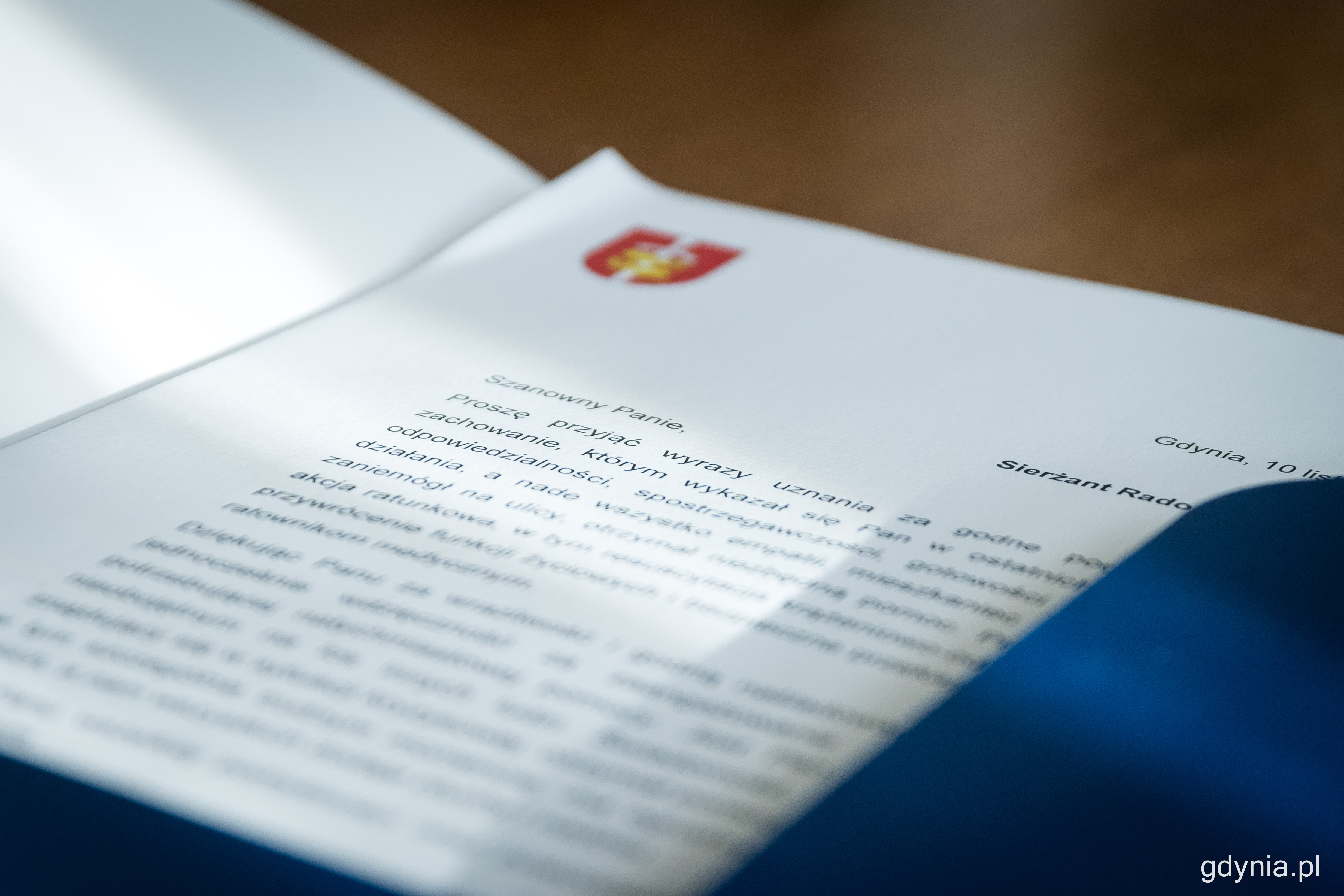 List z podziękowaniami od prezydenta Gdyni dla sierżanta Roberta Jaśkiewicza, fot. Kamil Złoch