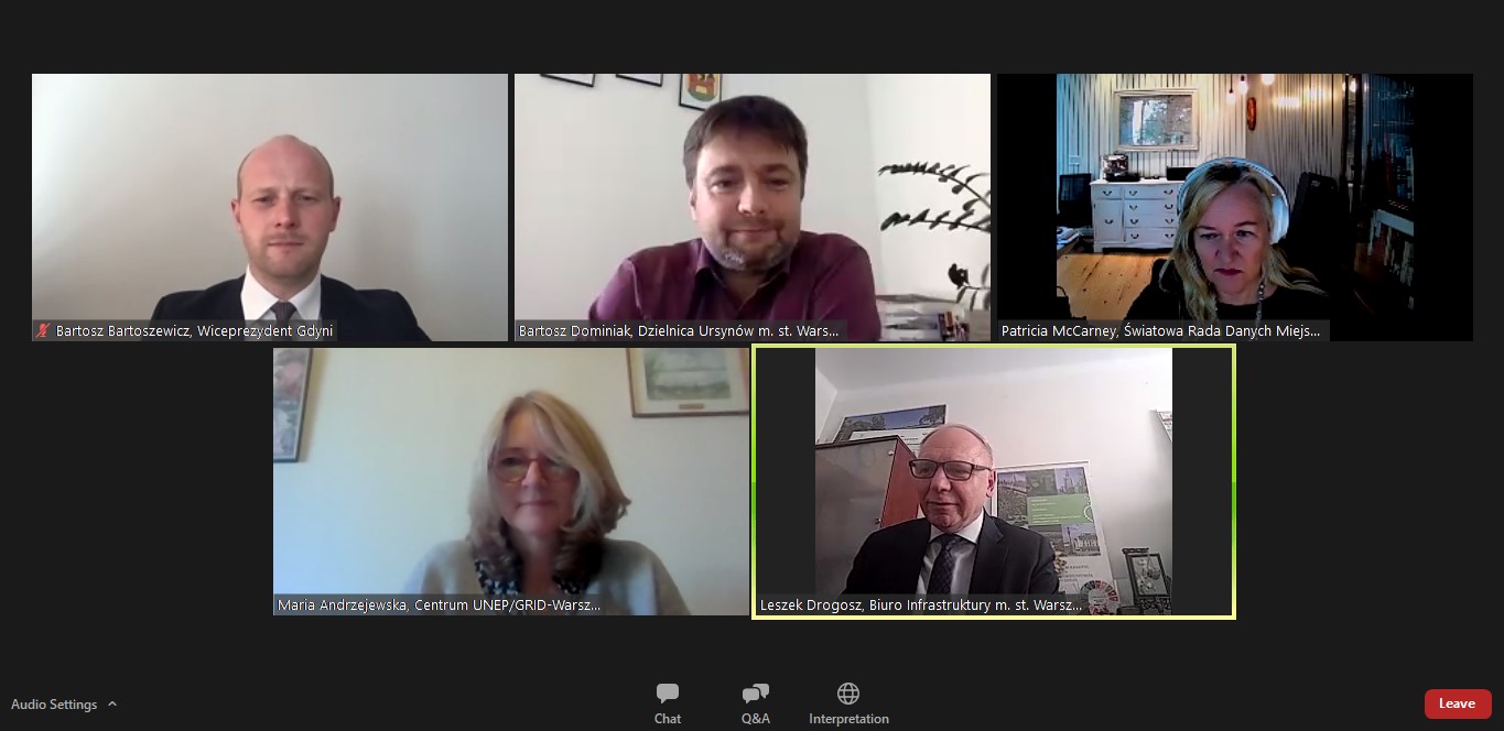 Zrzut obrazu zrobiony podczas debaty pt. "Dane, technologie, inteligentne miasta" w ramach "Konferencji Eco-Miasto 2020. Energia Zmian". Od lewej u g&oacute;ry: wiceprezydent Gdyni ds. jakości życia Bartosz Bartoszewicz, zastępca burmistrza dzielnicy Ursyn&oacute;w m. st. Warszawy Bartosz Dominiak, prezes Światowej Rady Danych Miejskich Patricia McCarney, dyrektor Centrum UNEP/GRID Maria Andrzejewska. dyrektor Biura Infrastruktury w Urzędzie m.st. Warszawy Leszek Drogocz.