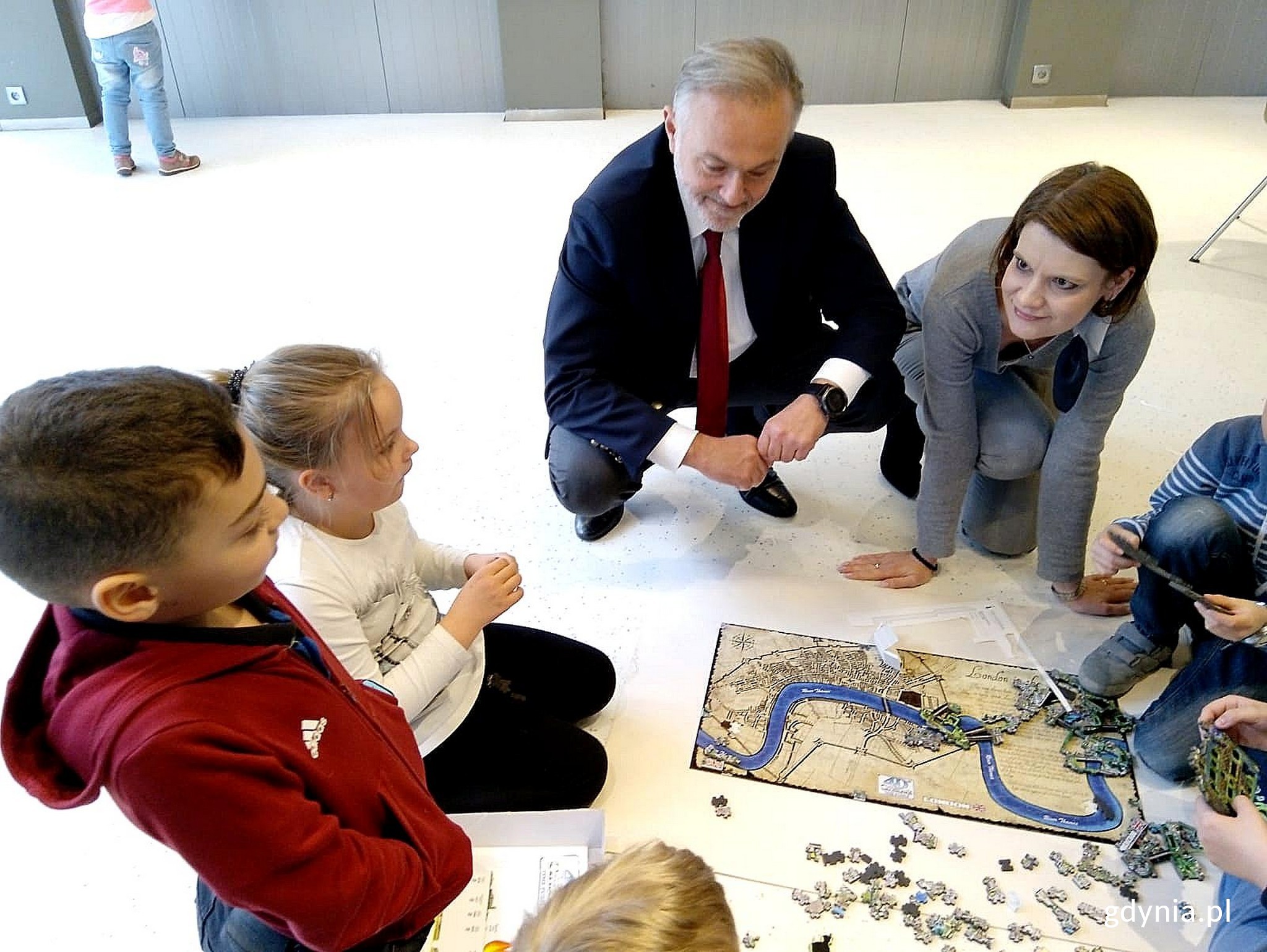 Prezydent Gdyni Wojciech Szczurek i wiceprezydent Katarzyna Gruszecka-Spychała podczas zajęć z dziećmi w gdyńskim InfoBoksie // fot. Magdalena Czernek