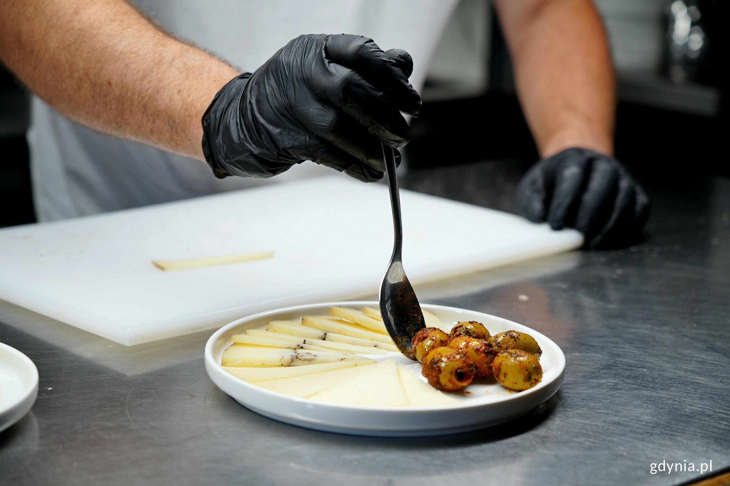 Talerz z serami i oliwkami serwowanymi w Tapas Barcelona (fot. Magdalena Czernek)
