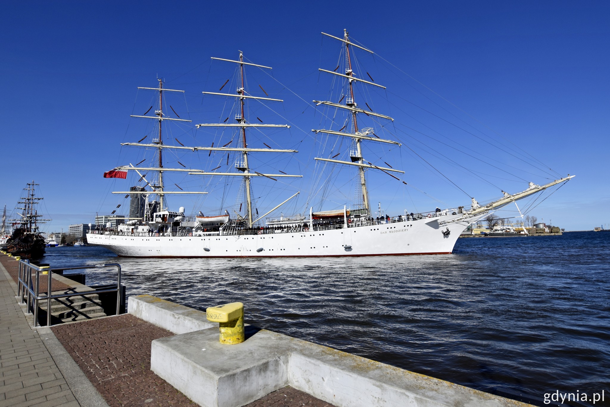 &bdquo;Dar Młodzieży&rdquo; wychodzi w morze na praktyki studenckie (marzec 2021 rok) // fot. Paweł Kukla