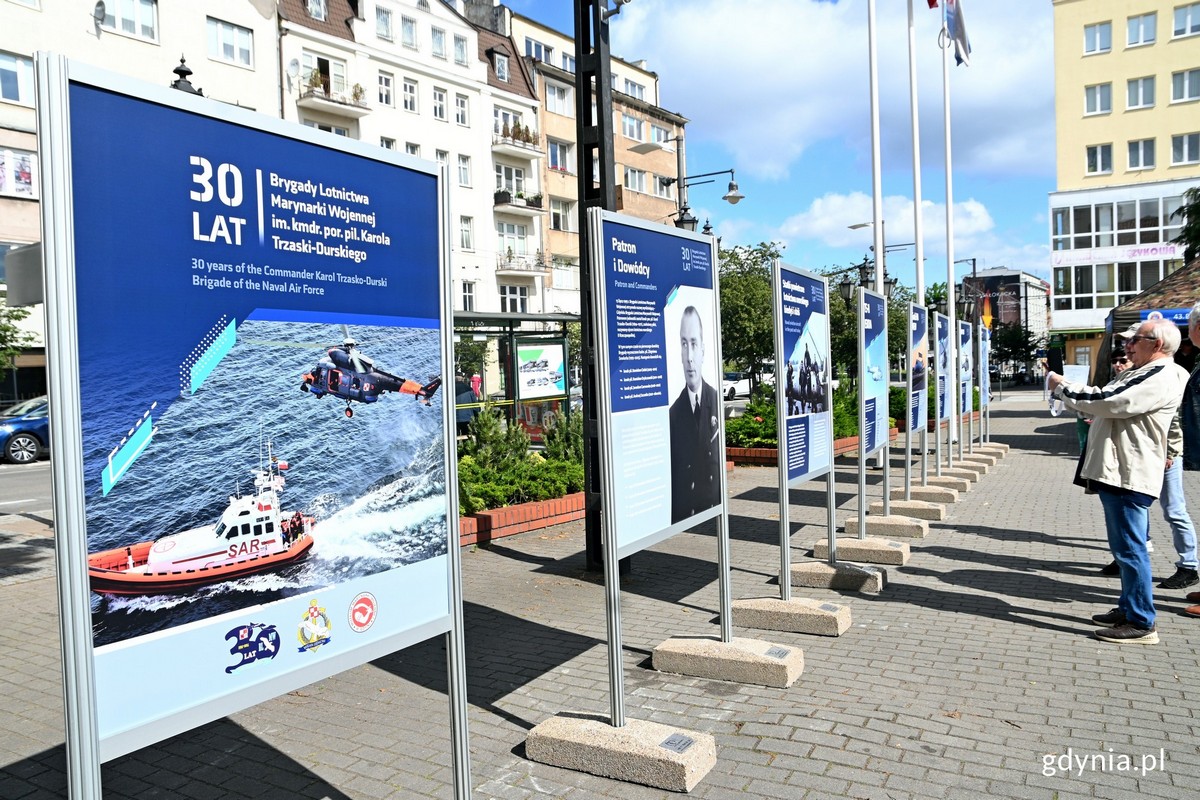 Wystawę &bdquo;30 lat Brygady Lotnictwa Marynarki Wojennej im. kmdr. por. pil. Karola Trzaski-Durskiego&rdquo; można oglądać na placu przy kościele pw. Najświętszej Marii Panny 