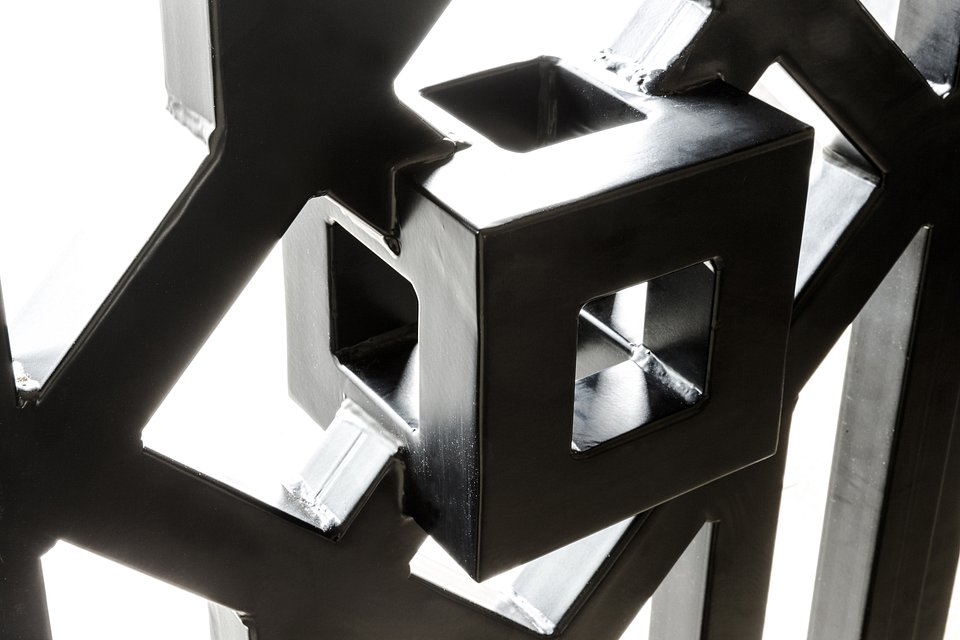 Krata z metalu, symetryczny kształt, zbliżenie