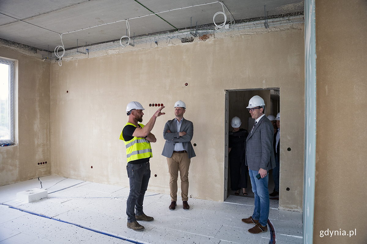 Wiceprezydent Bartosz Bartoszewicz na rozbudowie Zespołu Szk&oacute;ł Og&oacute;lnokształcących Nr 8 w Gdyni. Fot. Przemysław Kozłowski