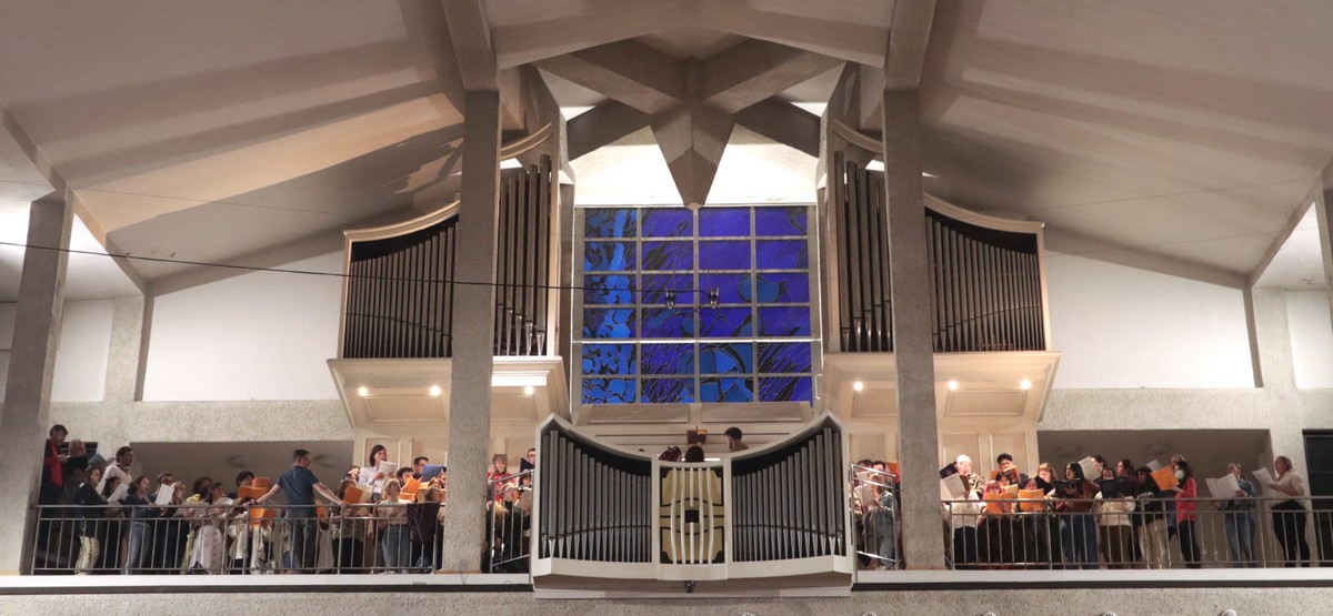 Ch&oacute;rzyści z Akademickiego Ch&oacute;ru Uniwersytetu Morskiego i Barnard-Columbia Chorus podczas pr&oacute;by w kościele pw. św. Andrzeja Boboli w Gdyni // fot. Katarzyna Białogrodzka