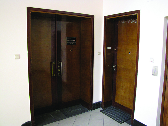 Drzwi do mieszkań w gł&oacute;wnej klatce schodowej budynku przy ul. 3 Maja 27-31, lata 30. XX w.