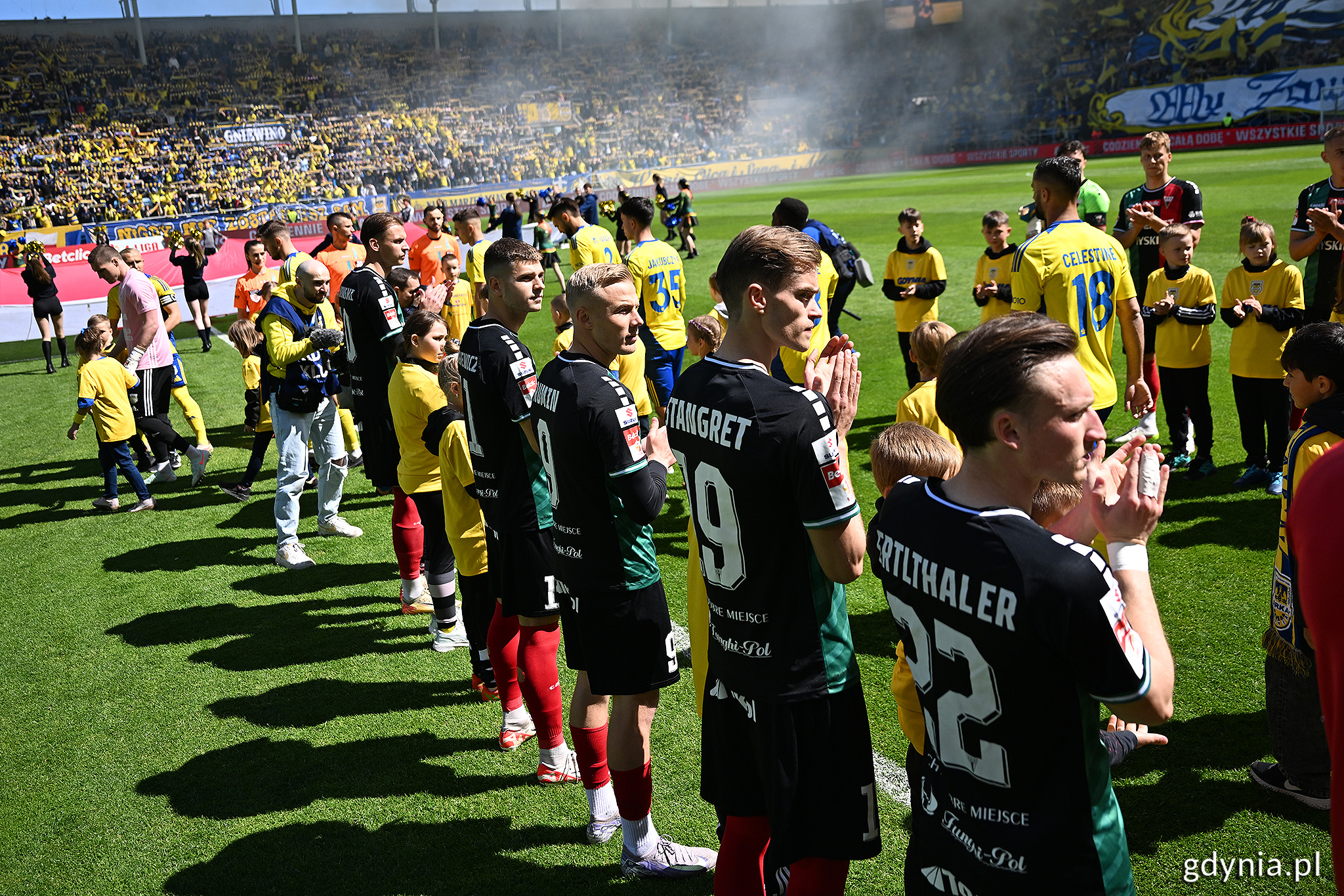 Szpaler w wykonaniu rywali Arki (fot. Michał Puszczewicz)
