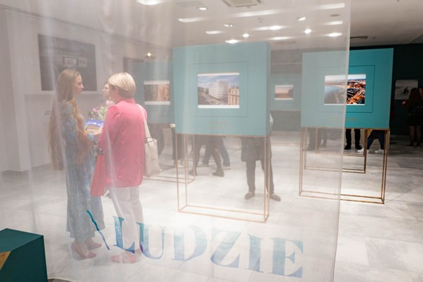 Spotkanie autorskie z oprowadzaniem kuratorskim po wystawie LUDZIE \ MIASTO \ PORT