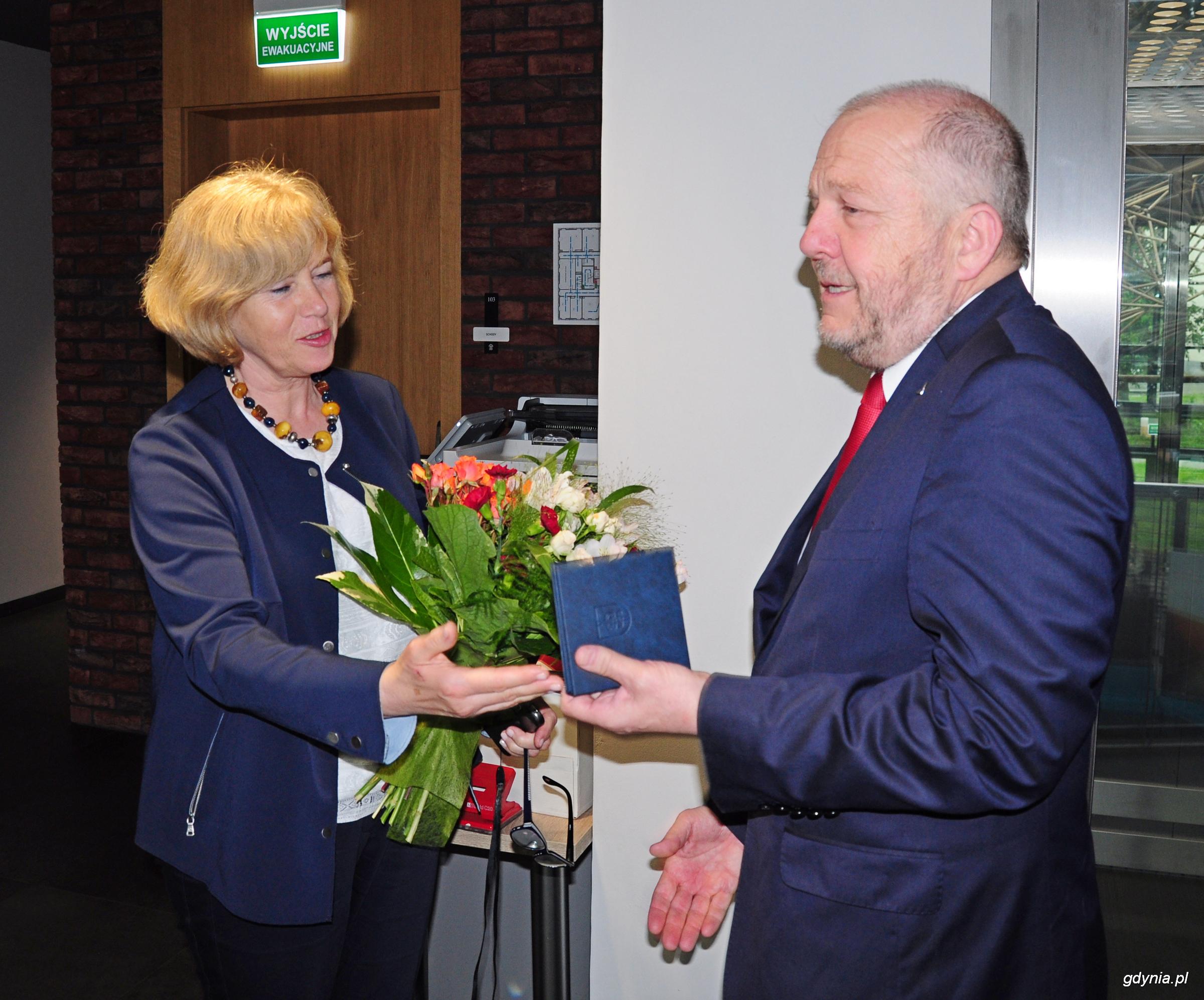 Wiceprezydent Gdyni Marek Stępa wręcza medal Civitas e Mari Pani Danucie Grodzickiej Kozak, fot. Michał Kowalski