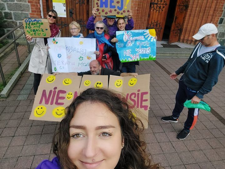 Grupa os&oacute;b z transparentami