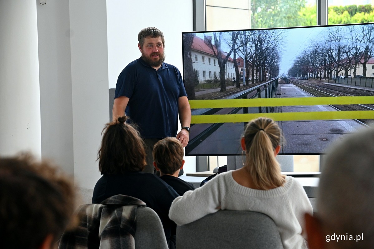 Ornitolog Jakub Typiak podczas spotkania w Muzeum miasta Gdyni w ramach finału akcji &bdquo;Gdynia: ptasie miasto&rdquo; // fot. Magdalena Czernek
