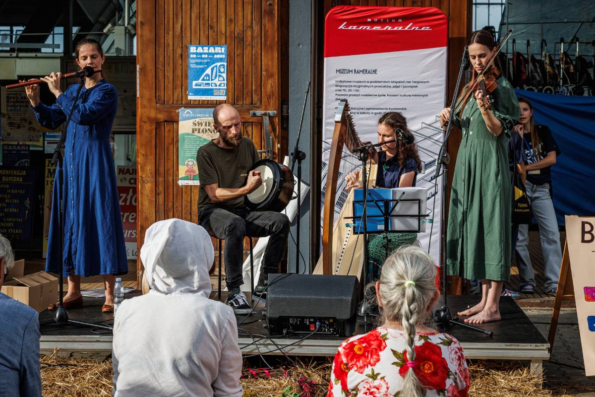 Kwartet złożony z trzech kobiet i jednego mężczyzny występujący na niewielkiej scenie